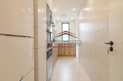  Immaculate 3BR Apartment with Floor Heating in Jingan