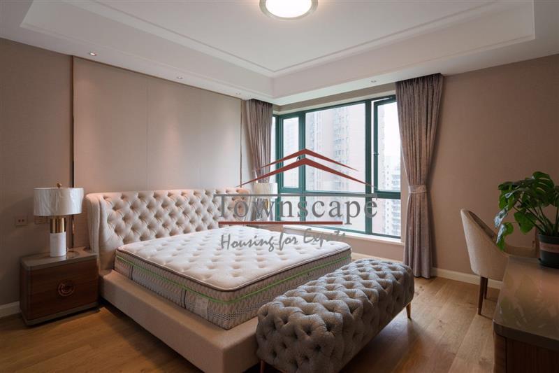  Spectacular 4BR Apartment in Hongqiao near Metro Line 2