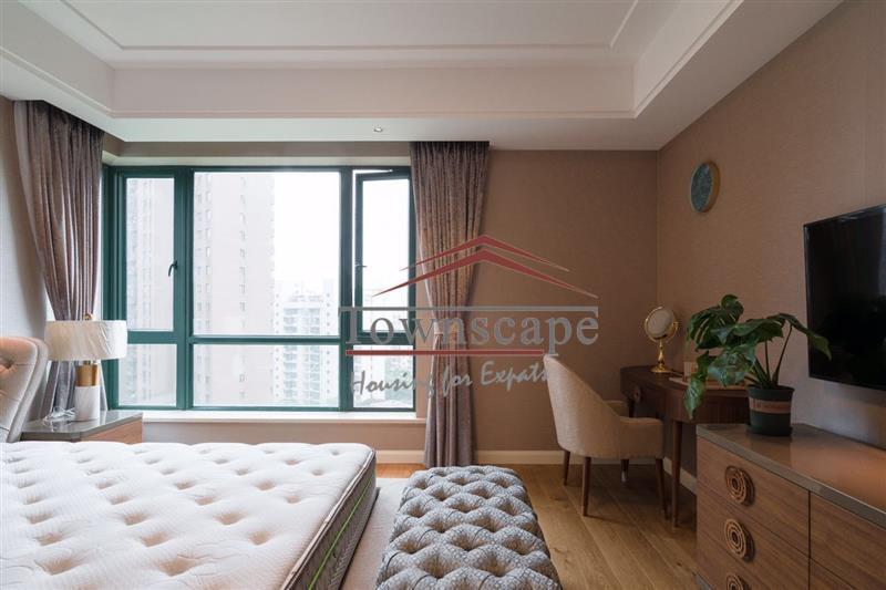  Spectacular 4BR Apartment in Hongqiao near Metro Line 2