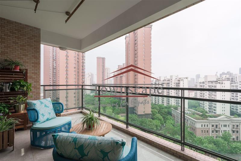  Spectacular 4BR Apartment in Hongqiao near Metro Line 2