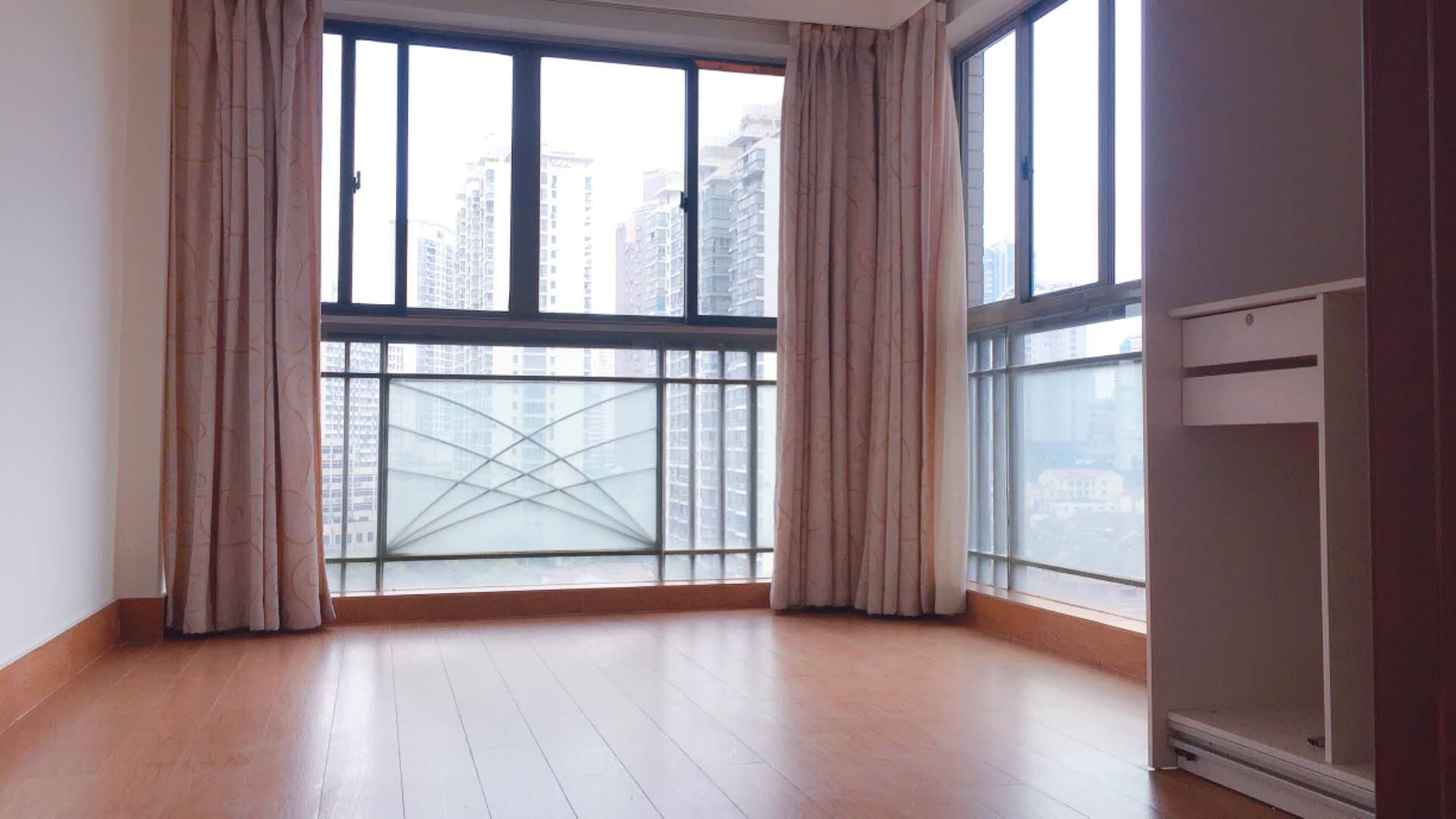  Bright, Modern 3BR Apartment near People