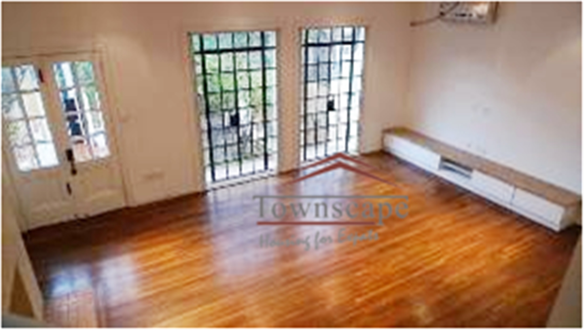 Large livingroom 4F Historical FFC Lane House w Backyard in Shanghai for Rent