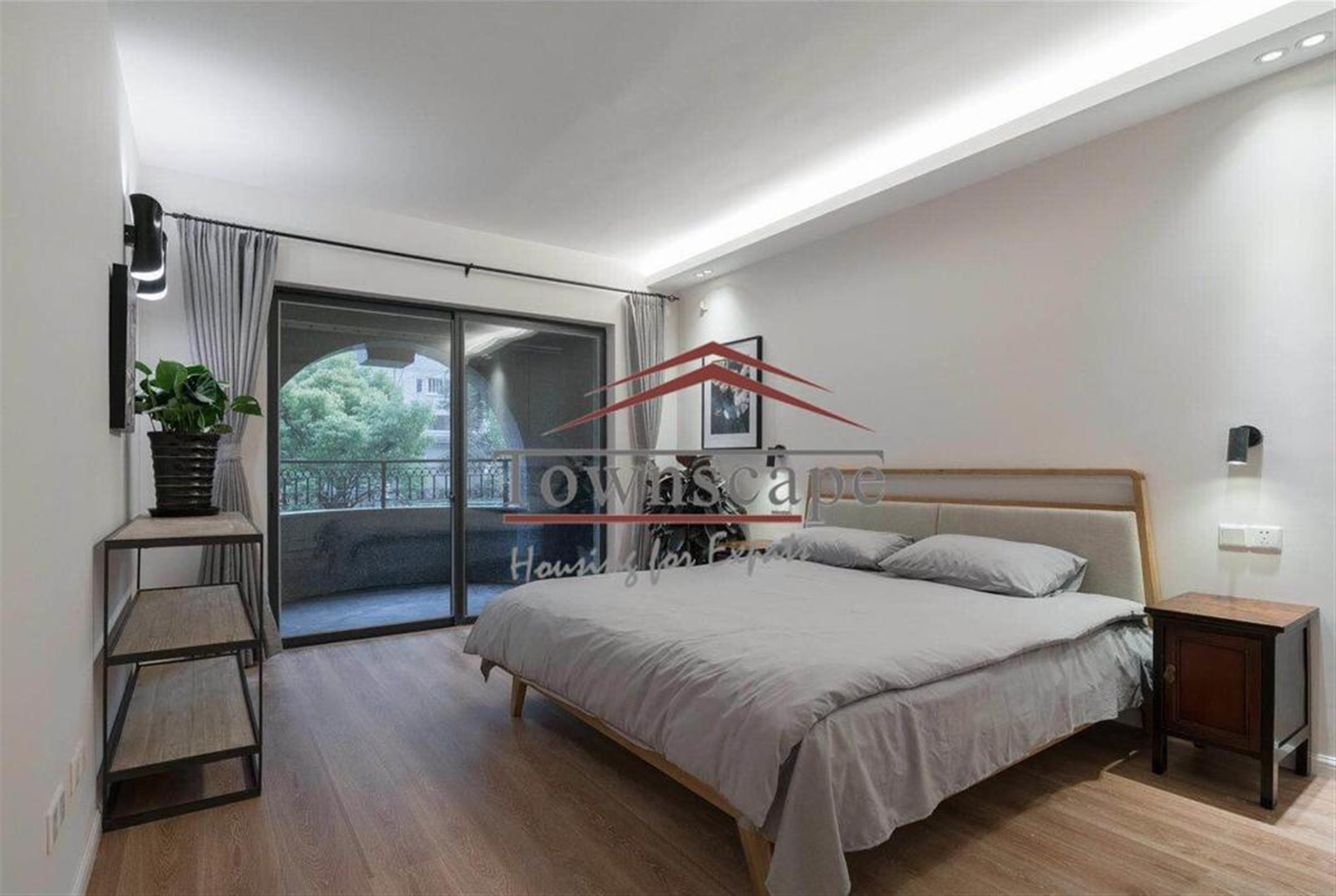 king sized bed Rare Downtown Jing’an 4BR apartment for Rent in Shanghai