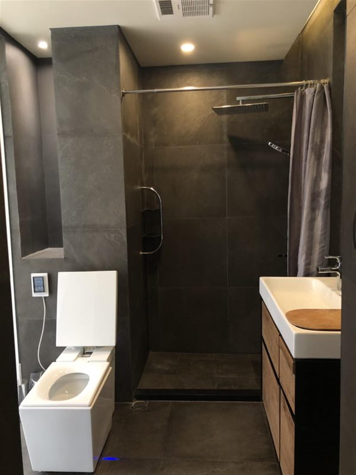 Japanese Toilet Huge Exclusive Yard with 1F of Standalone Hongqiao Lane House for Rent in Shanghai