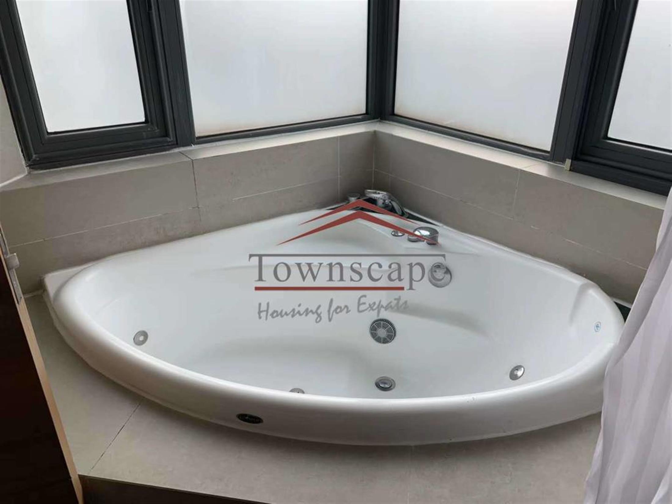 Whirlpool Hot tub Spacious Parkside Xujiahui Apartment for Rent in Shanghai