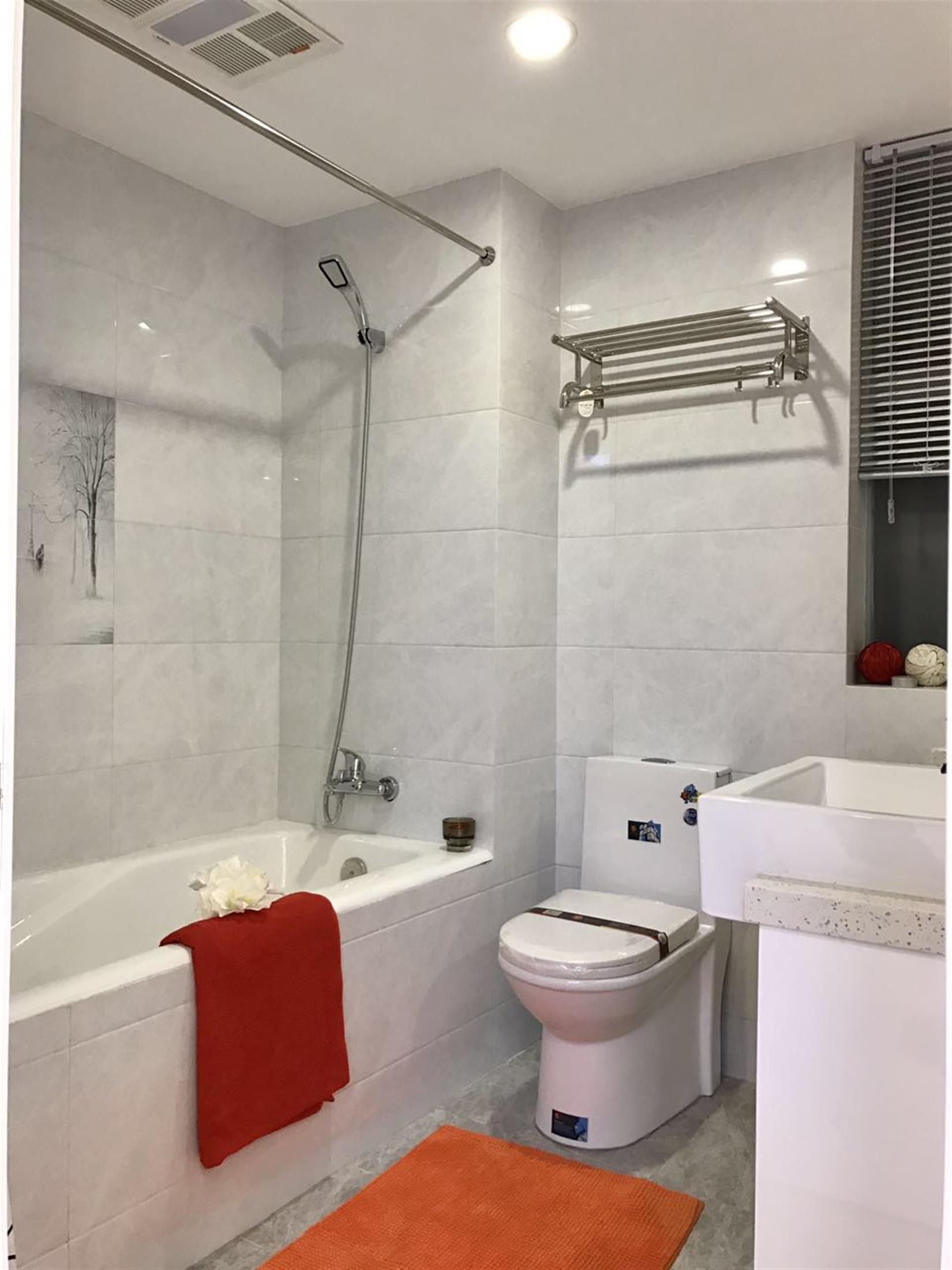 bathtub Comfy Nanjing W Rd Apartment for Rent in Shanghai