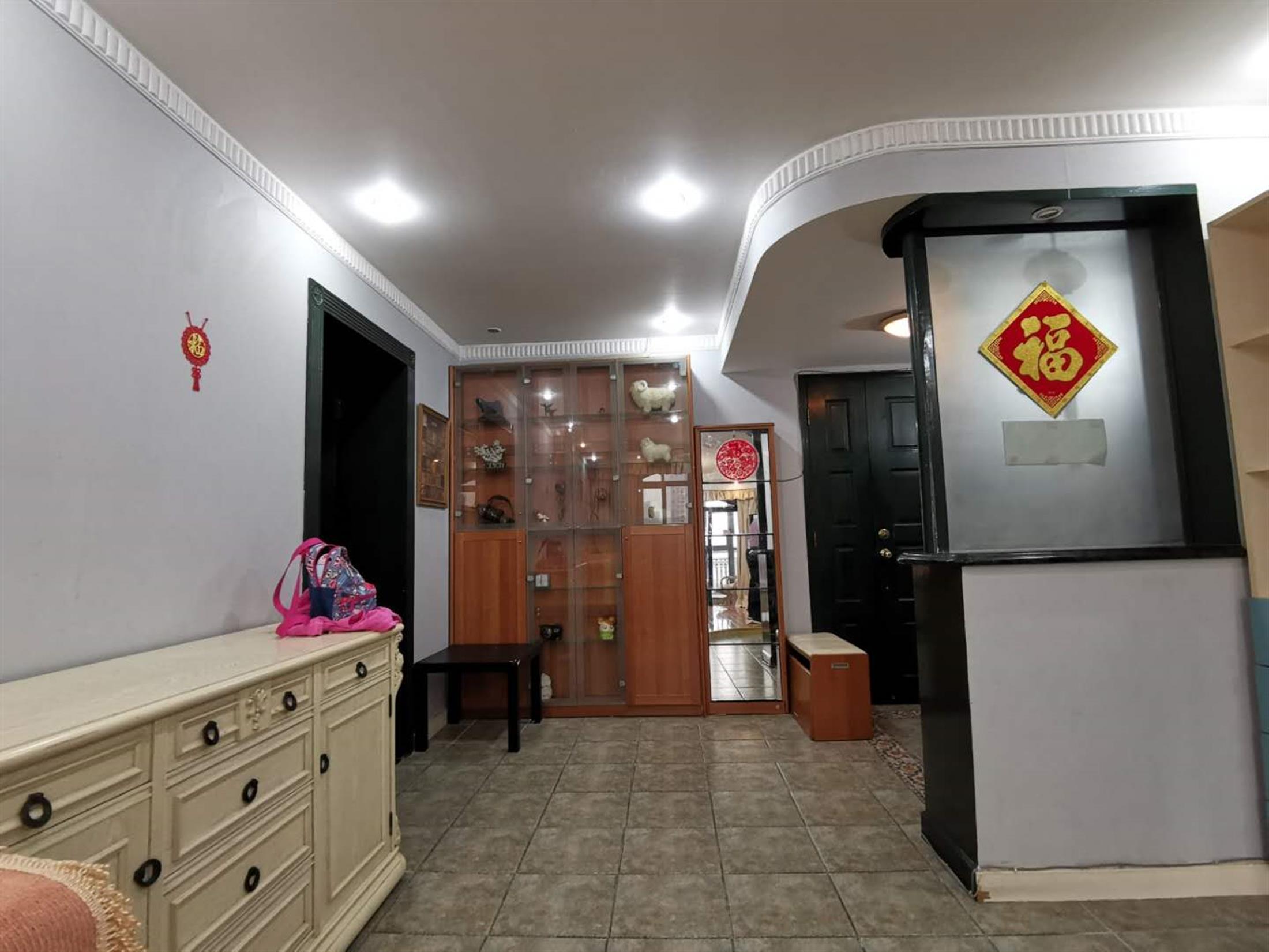 open space Large Comfy Yu Garden Apartment for Rent in Shanghai