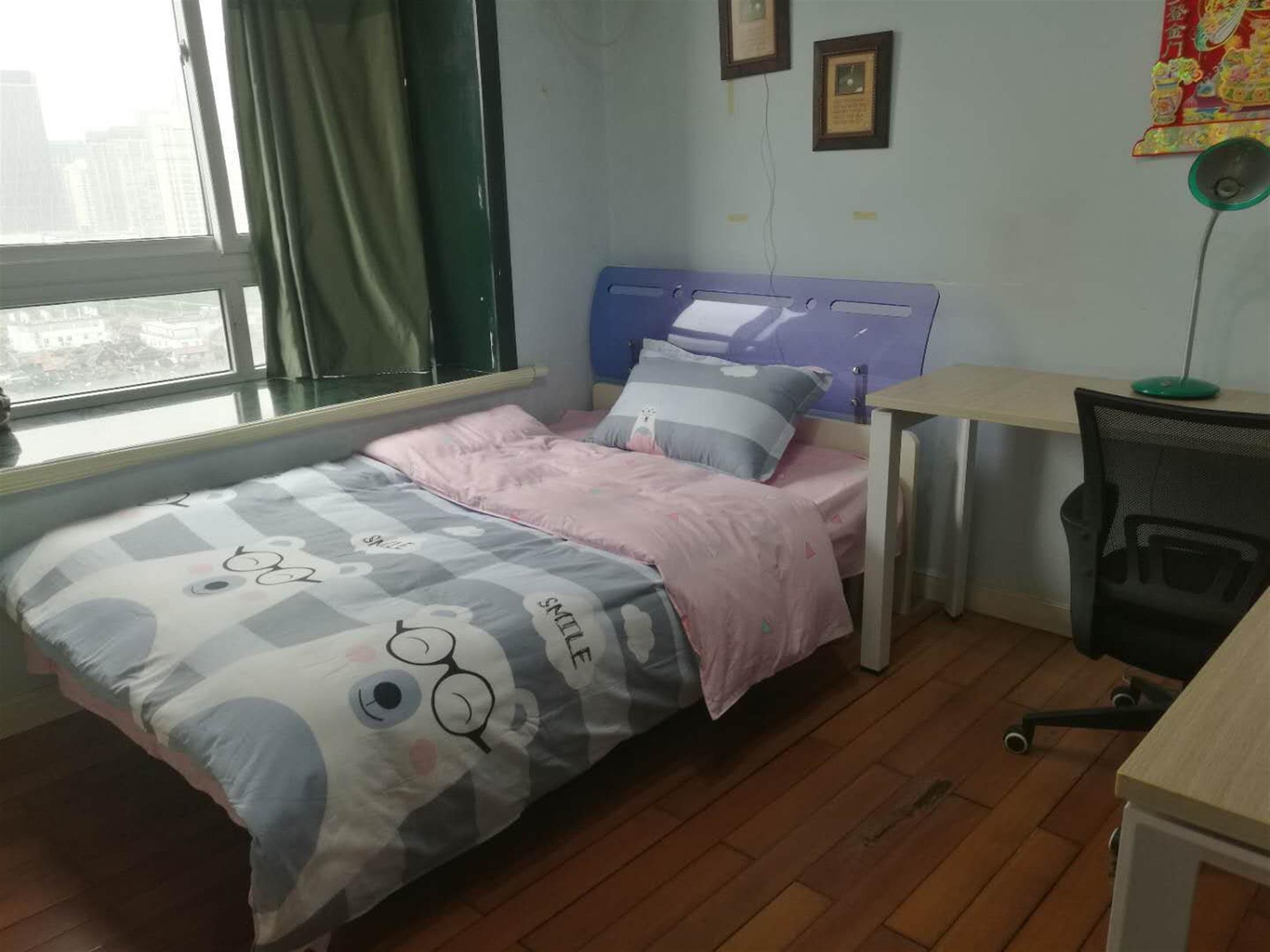 deep alcove windows Large Comfy Yu Garden Apartment for Rent in Shanghai