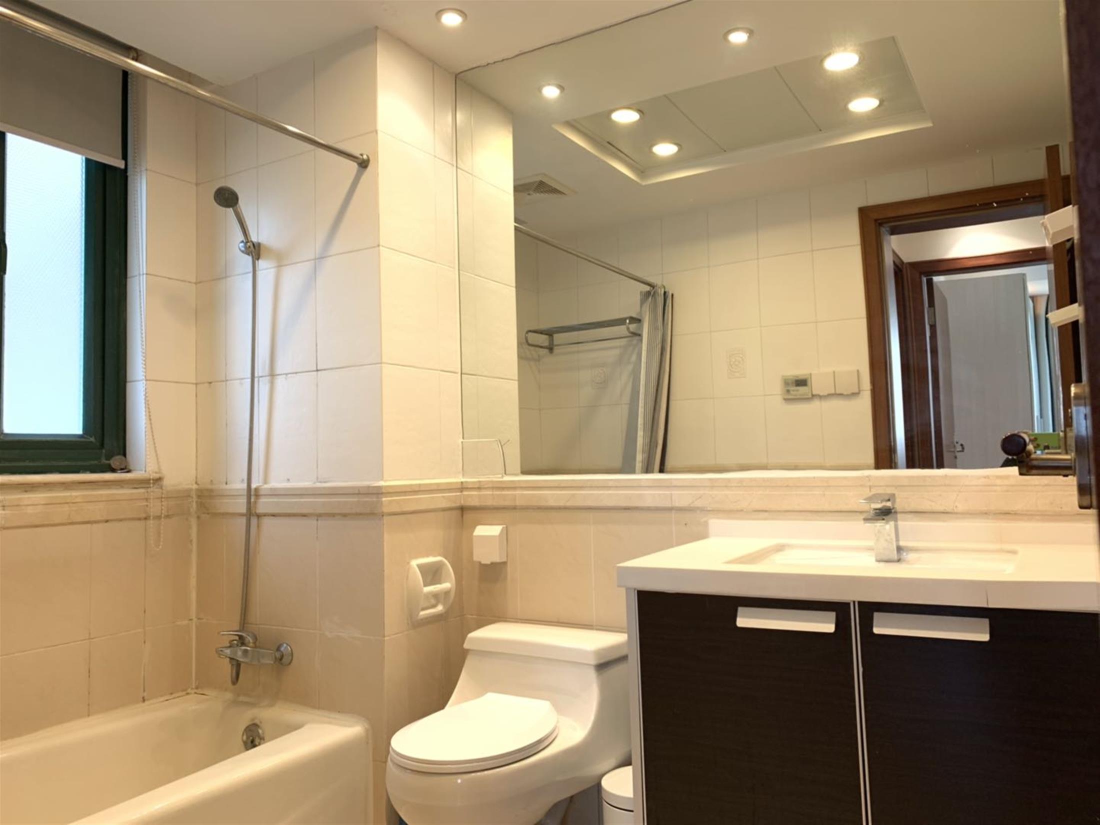 Clean Bathroom Yanlord Garden Apartment near Lujiazui CBD for Rent in Shanghai