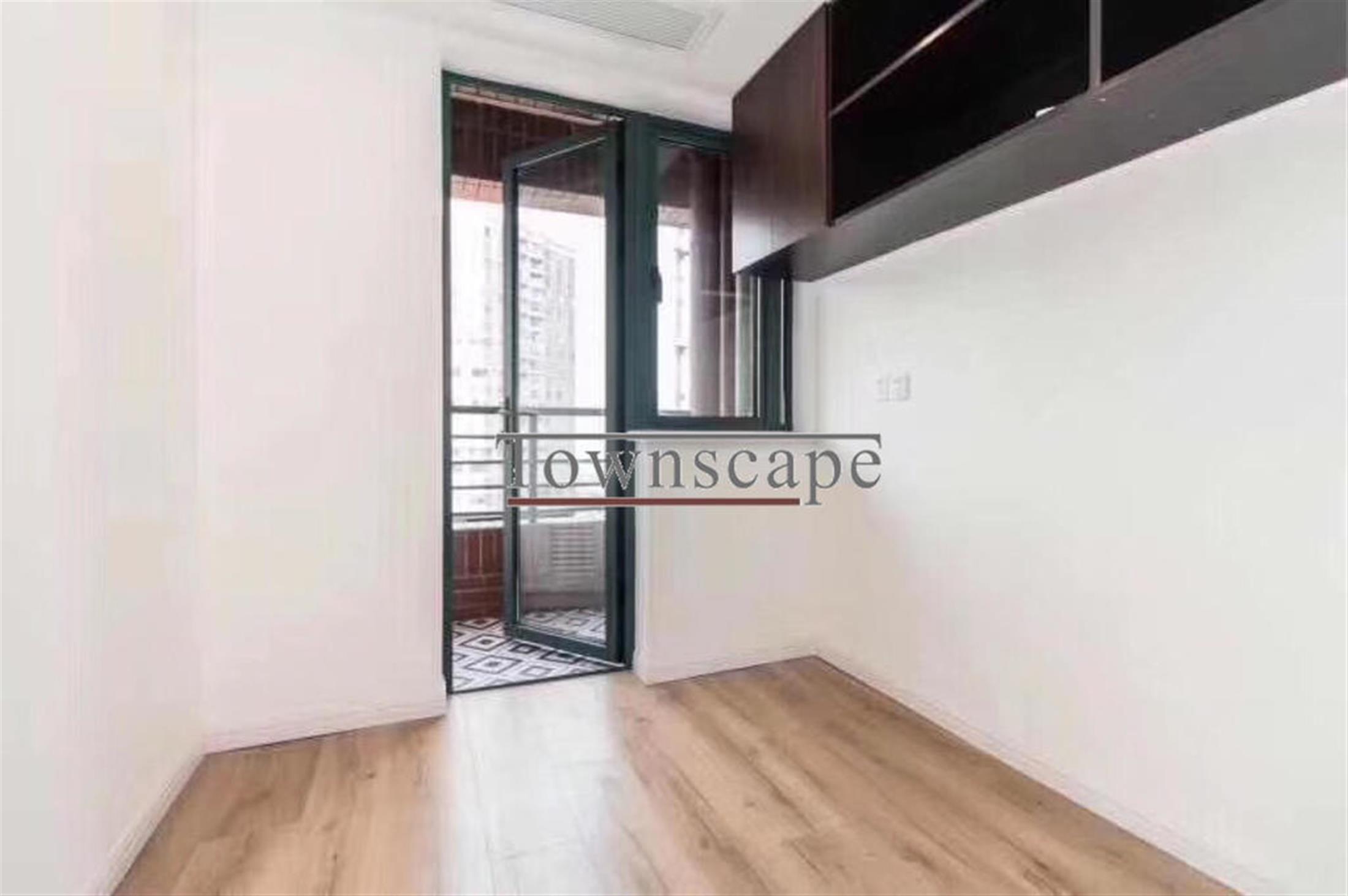 Office/Bedroom Spacious Renovated FFC Courtyards Apartment w Great Views for Rent in Shanghai