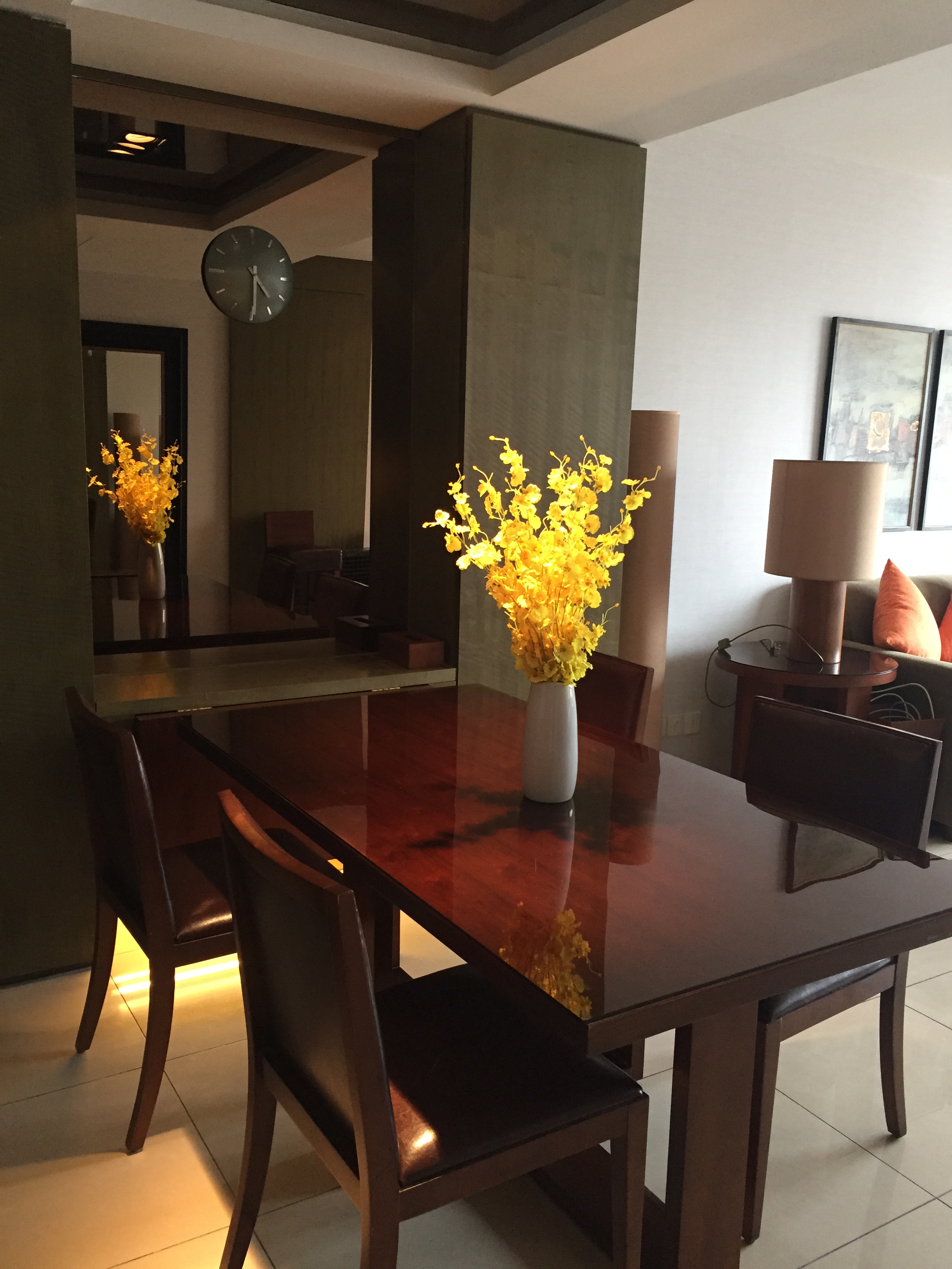 Lux decorations Large Lux-Renovated Apartment in Top-End City Castle for Rent in Jing