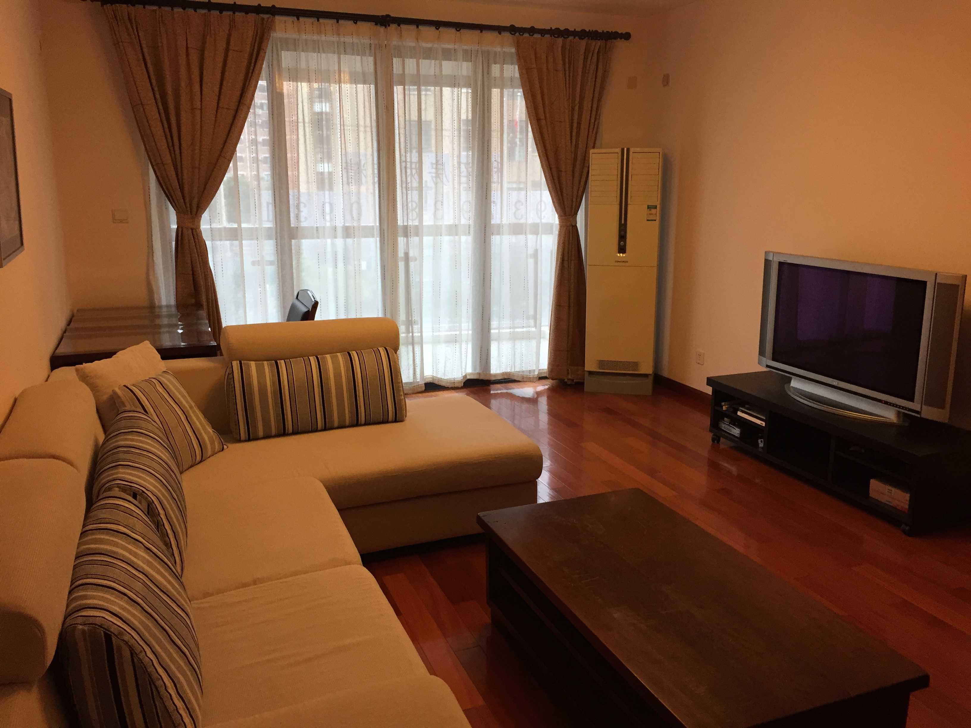 Big Living Room Good Price, Bright Spacious Apartment for Rent near Shanghai Zoo