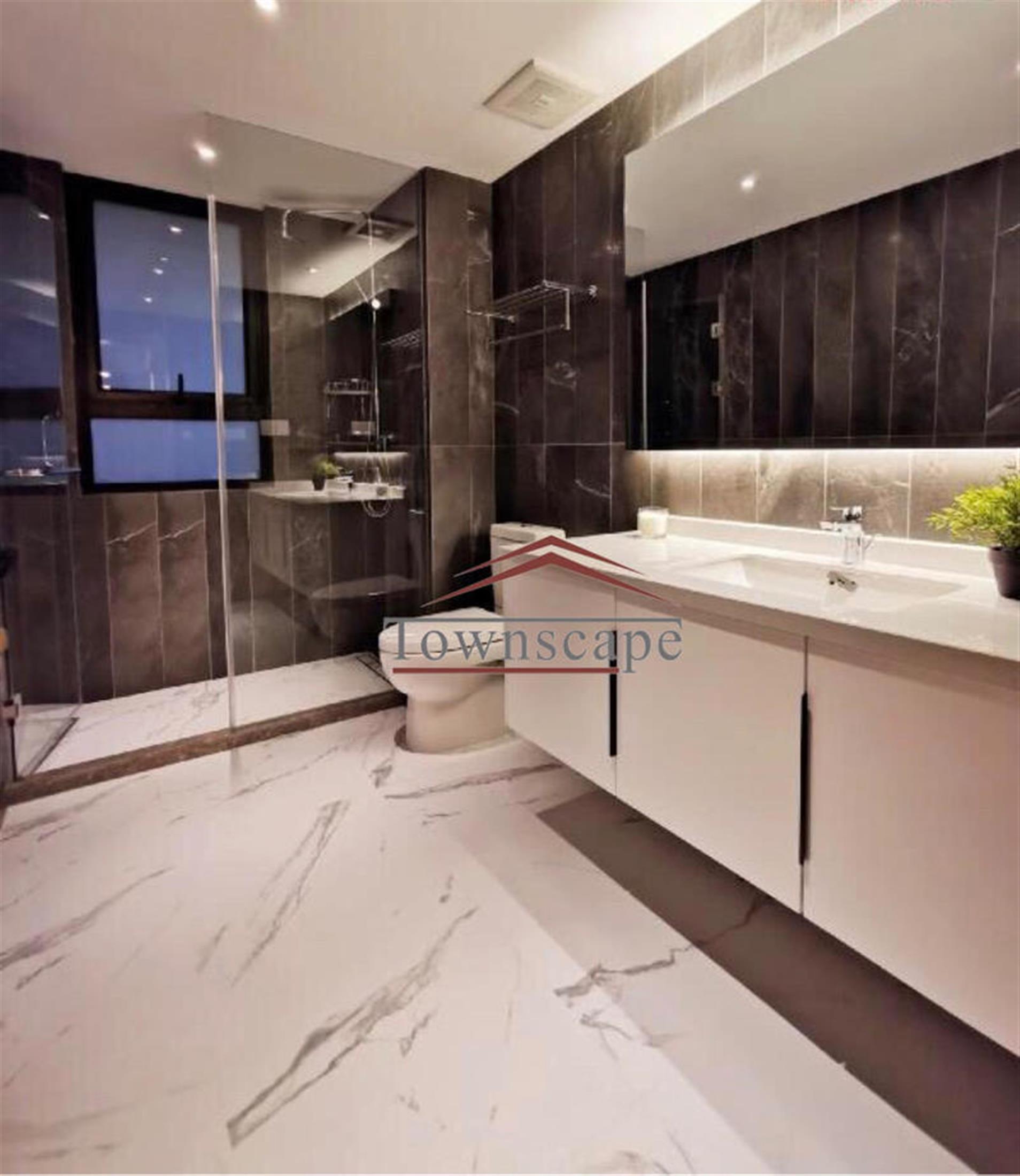large shower New Gorgeous Spacious Modern High-Quality Apt nr SH Library for Rent