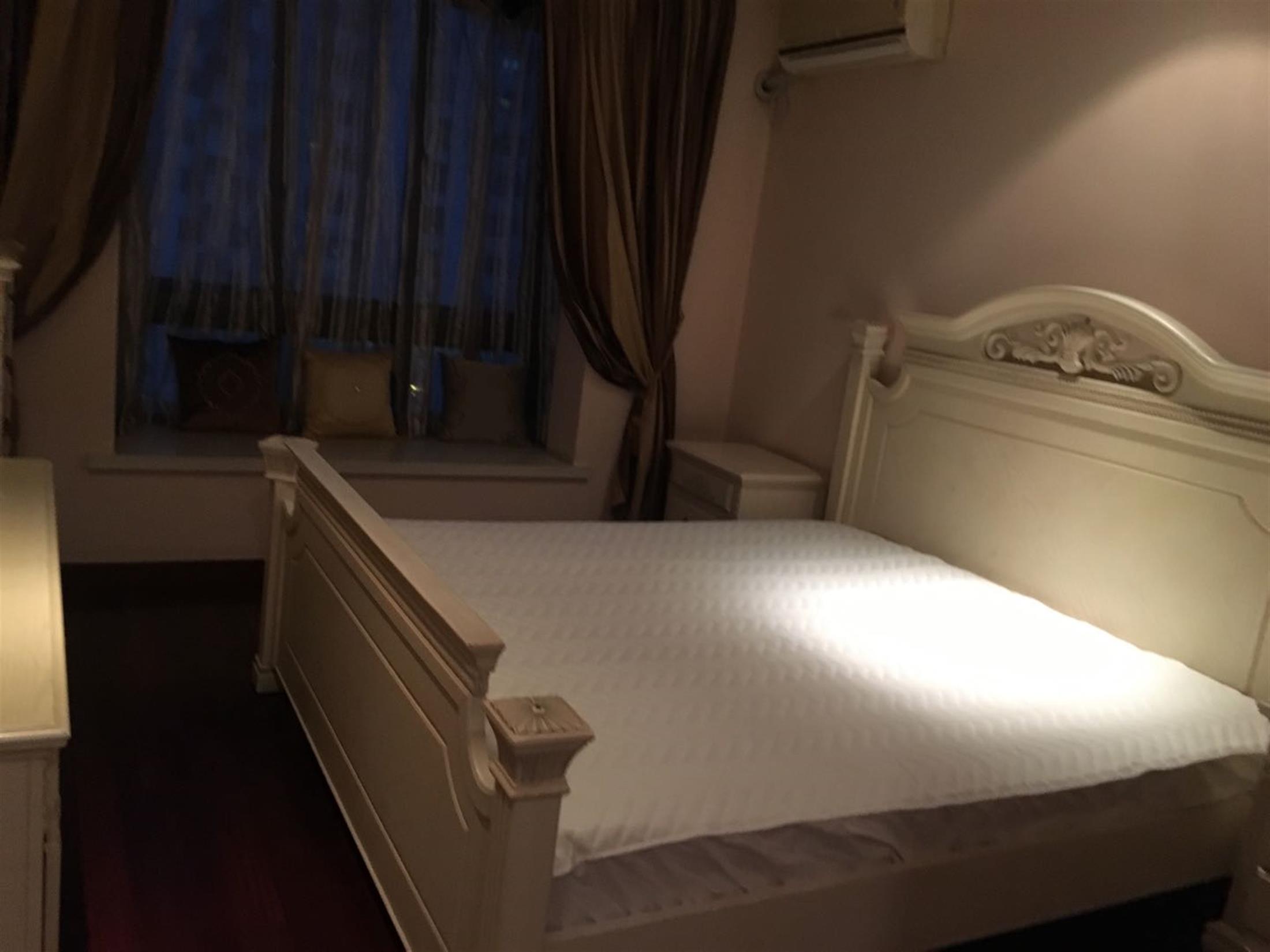 Big Bed Large Apt for Rent at Great Price in Xujiahui, Shanghai