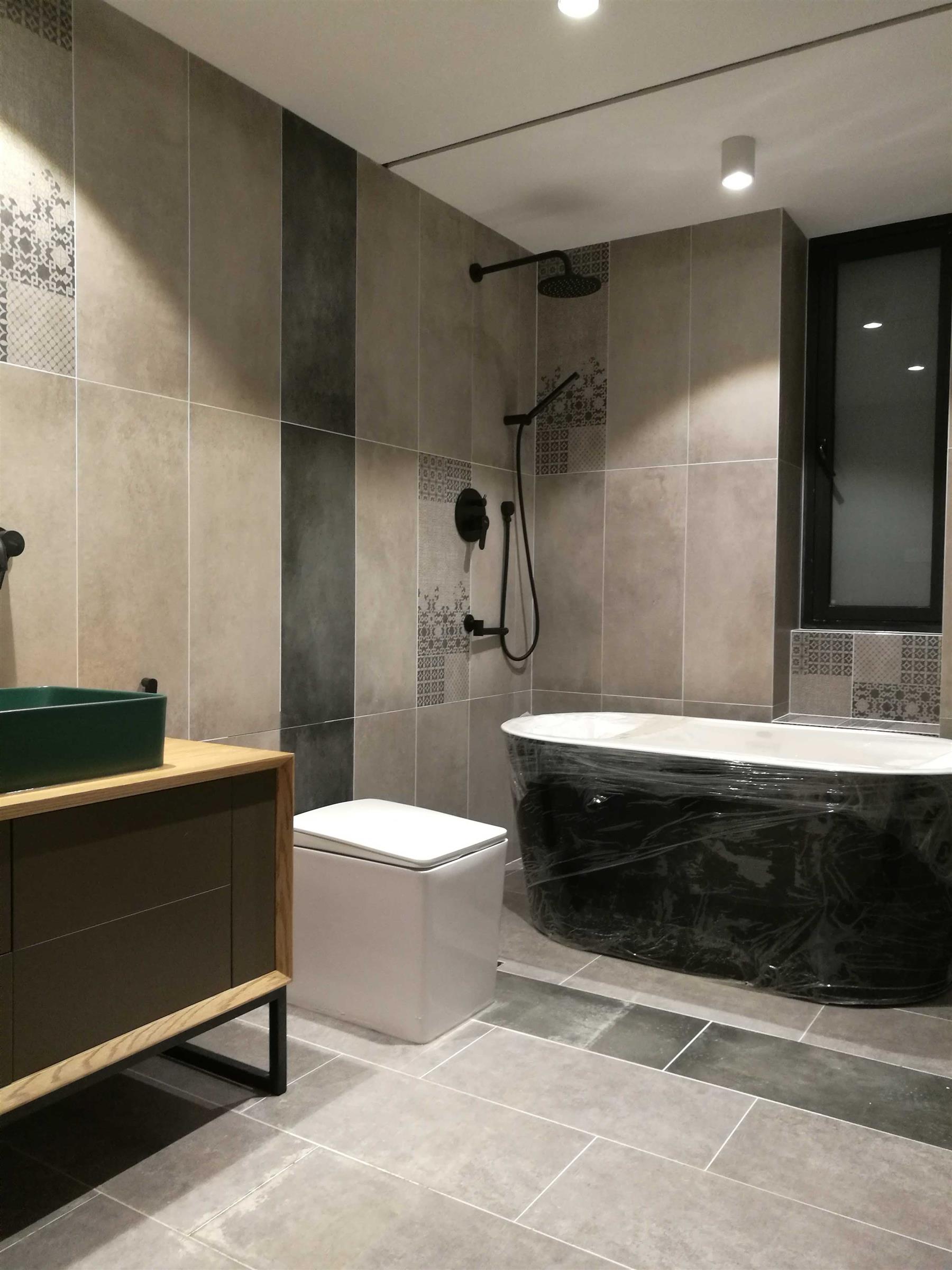 Japanese Bathtub Brand-New Top-End Spacious Open Xinhua Rd Apt for Rent in Shanghai