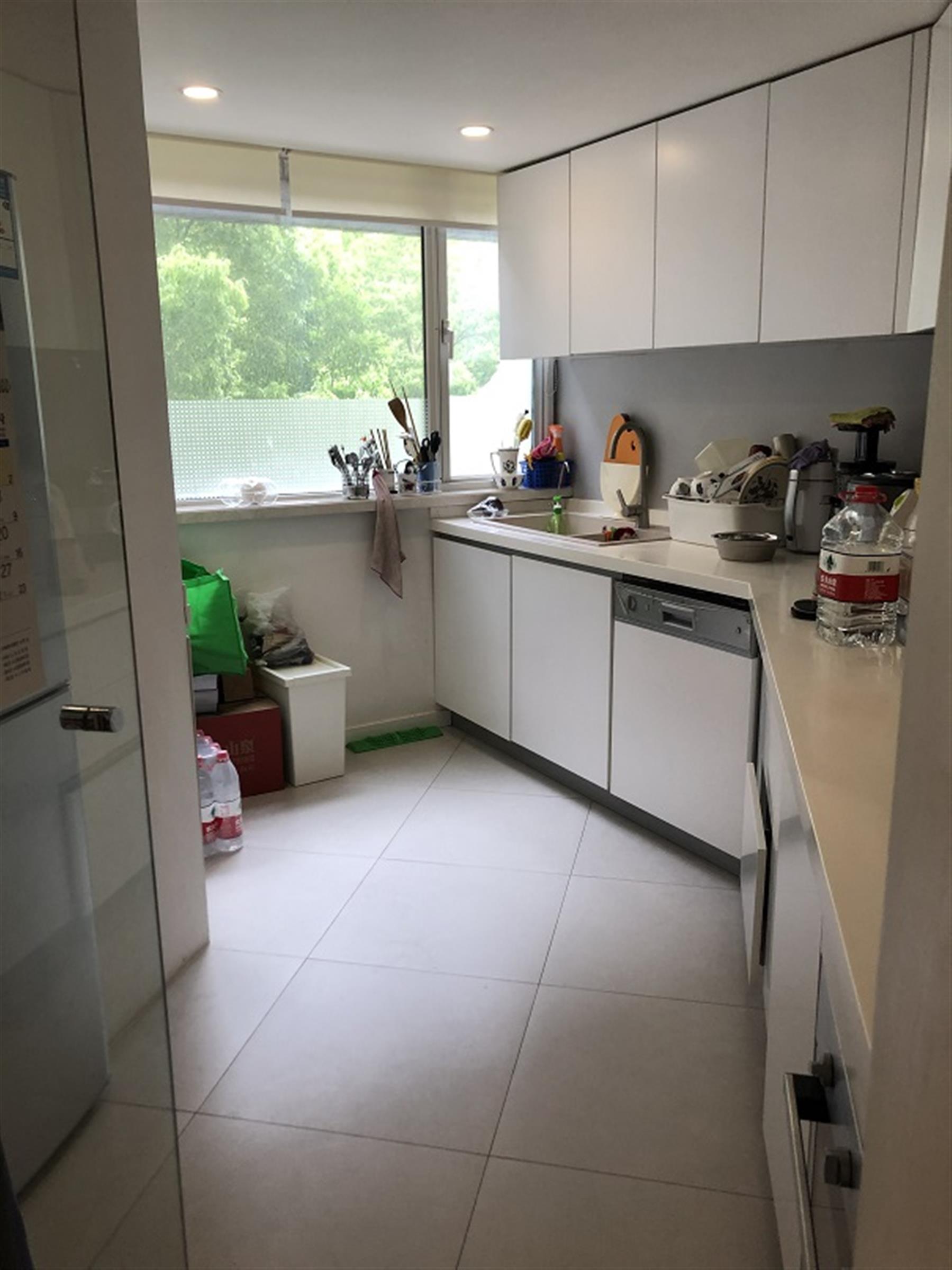 Big Kitchen Comfortable Bright Spacious Gubei Apt nr Intl Schools for Rent in Shanghai