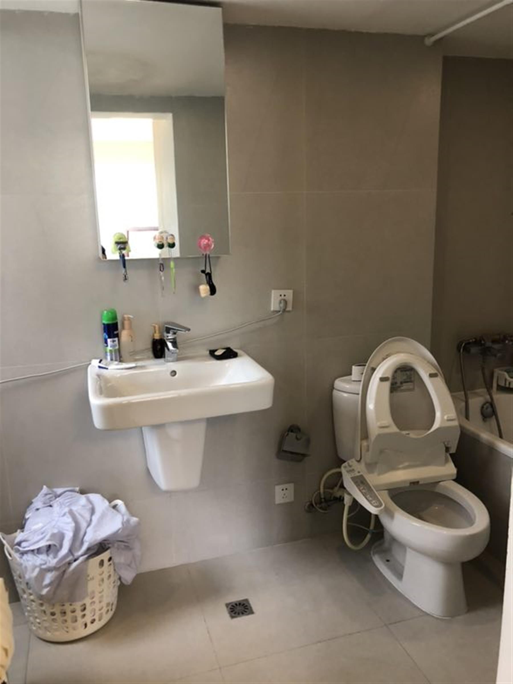 tub Comfortable Bright Spacious Gubei Apt nr Intl Schools for Rent in Shanghai