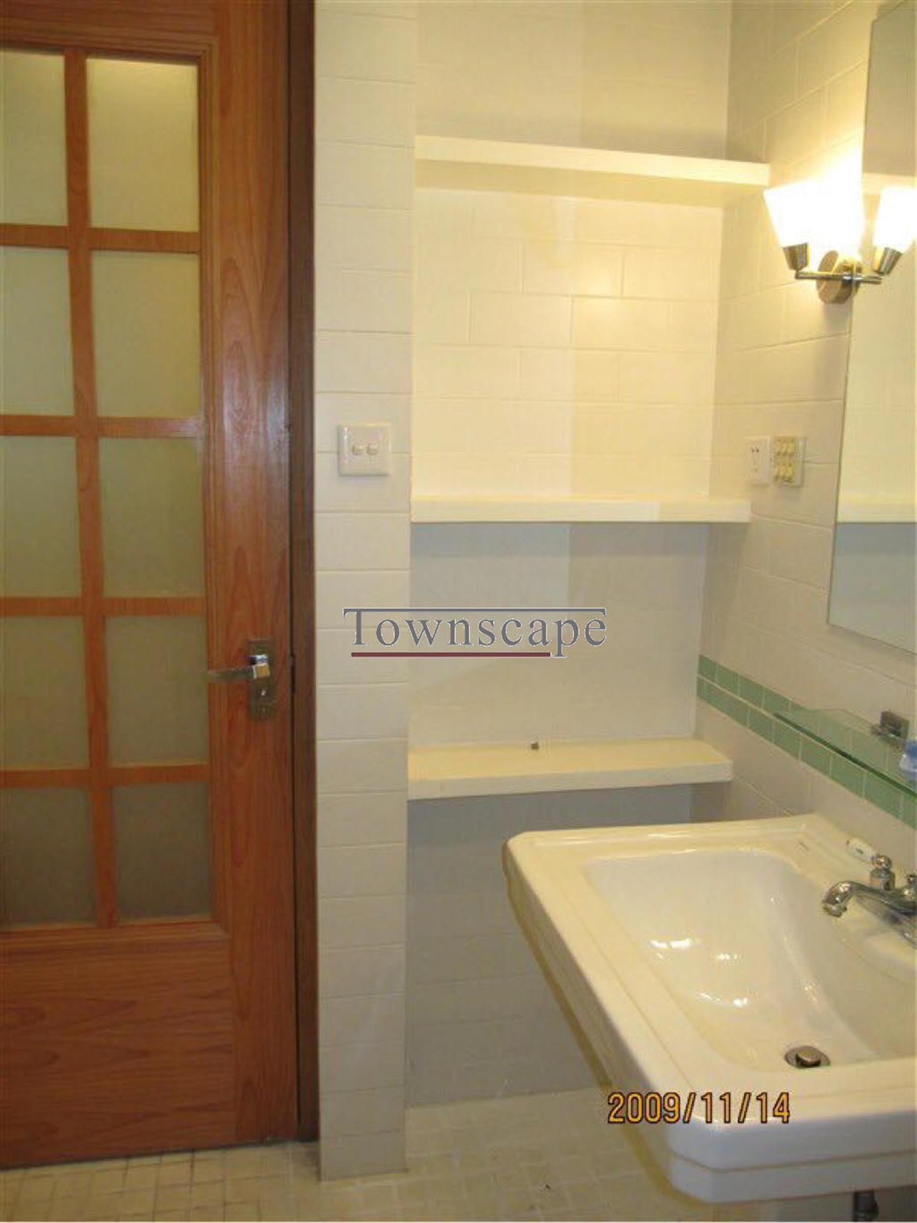 Clean Bathroom Family Living in Uber-Large Green Court Apartment For Rent in Shanghai