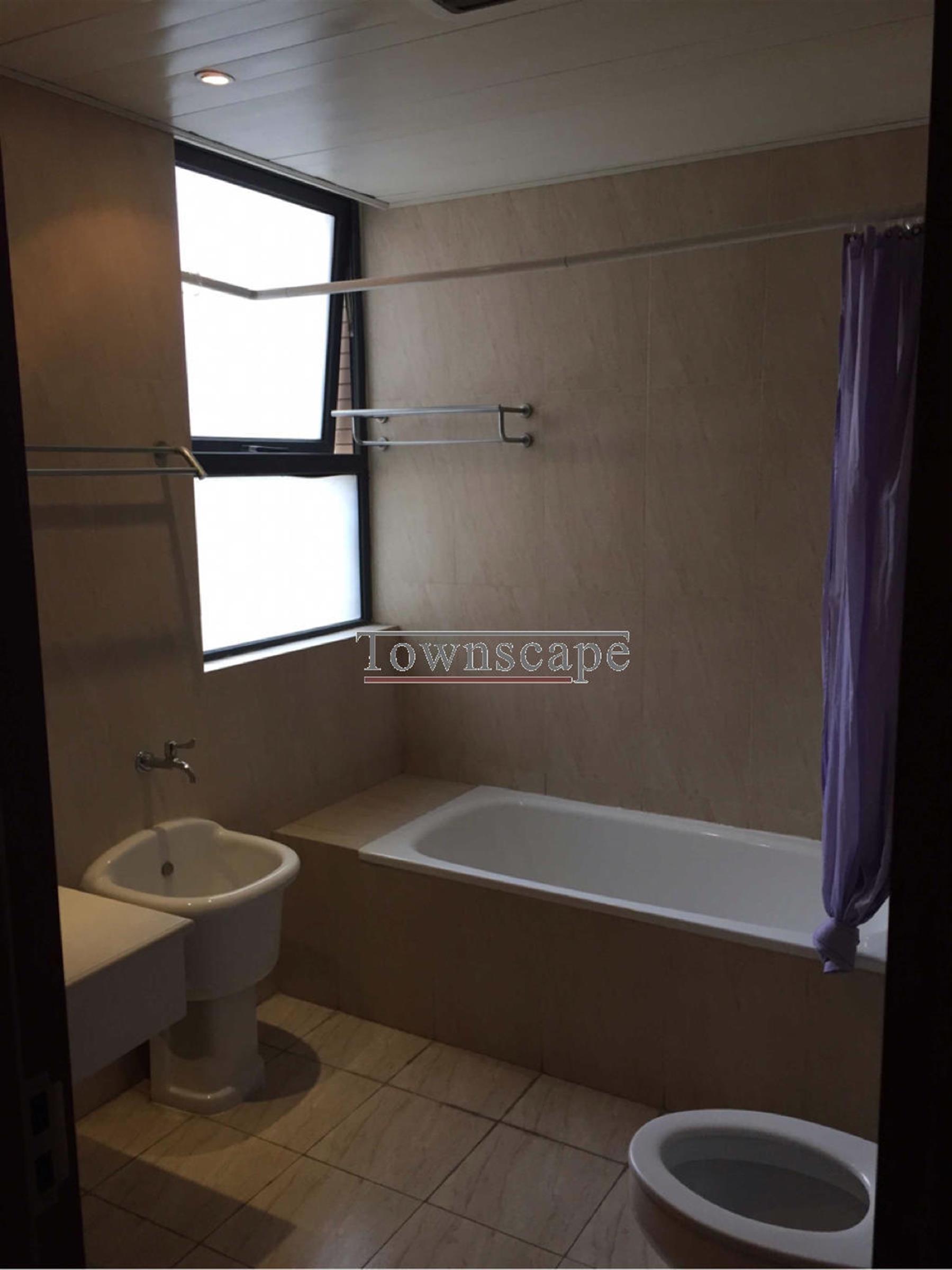 bathtub Large Size, Great Price Apt nr Zoo for Rent in Hongqiao, Shanghai
