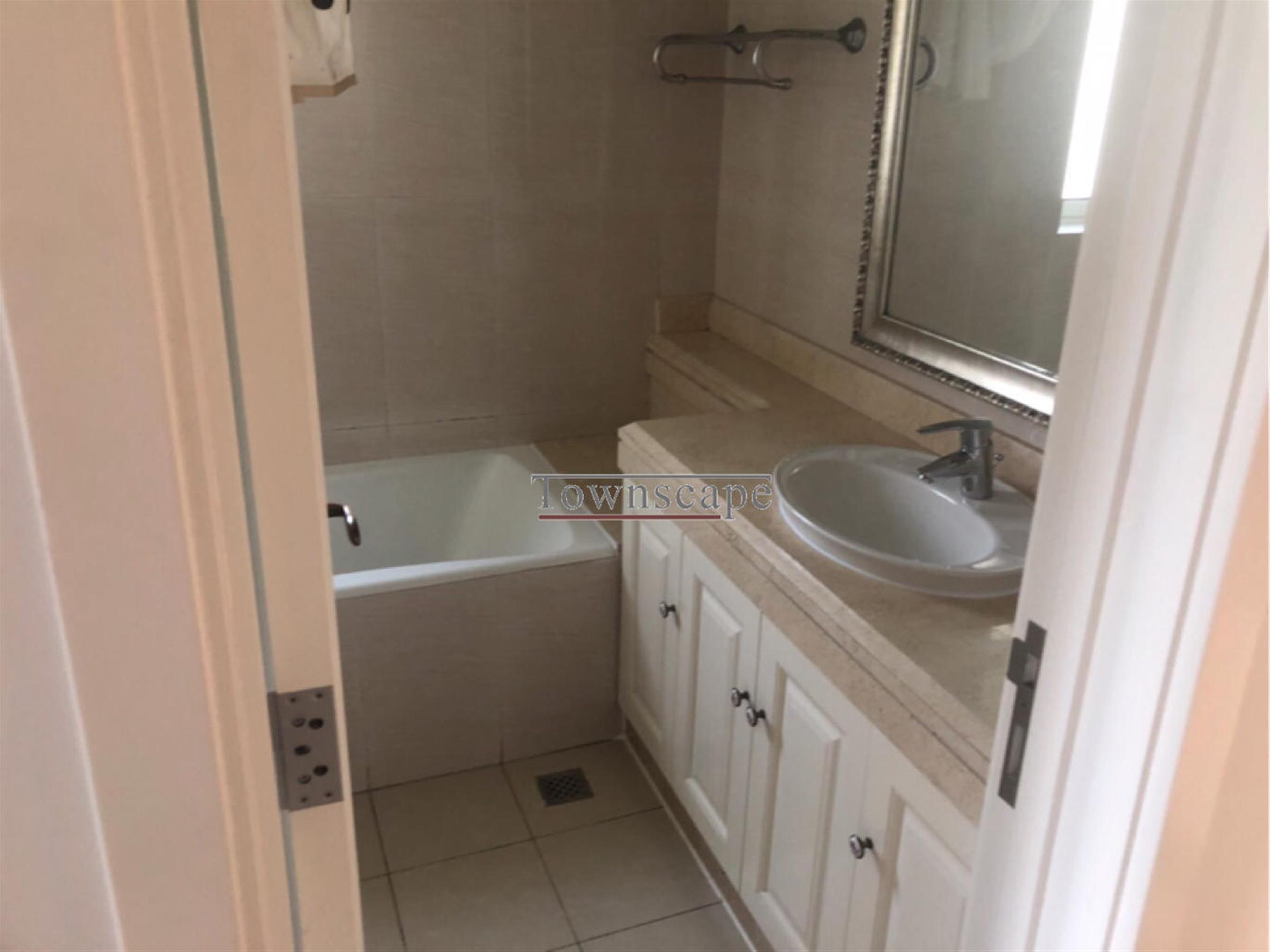 Bathtub Large Apartment in Modern Popular High-end Jing’an Compound for Rent