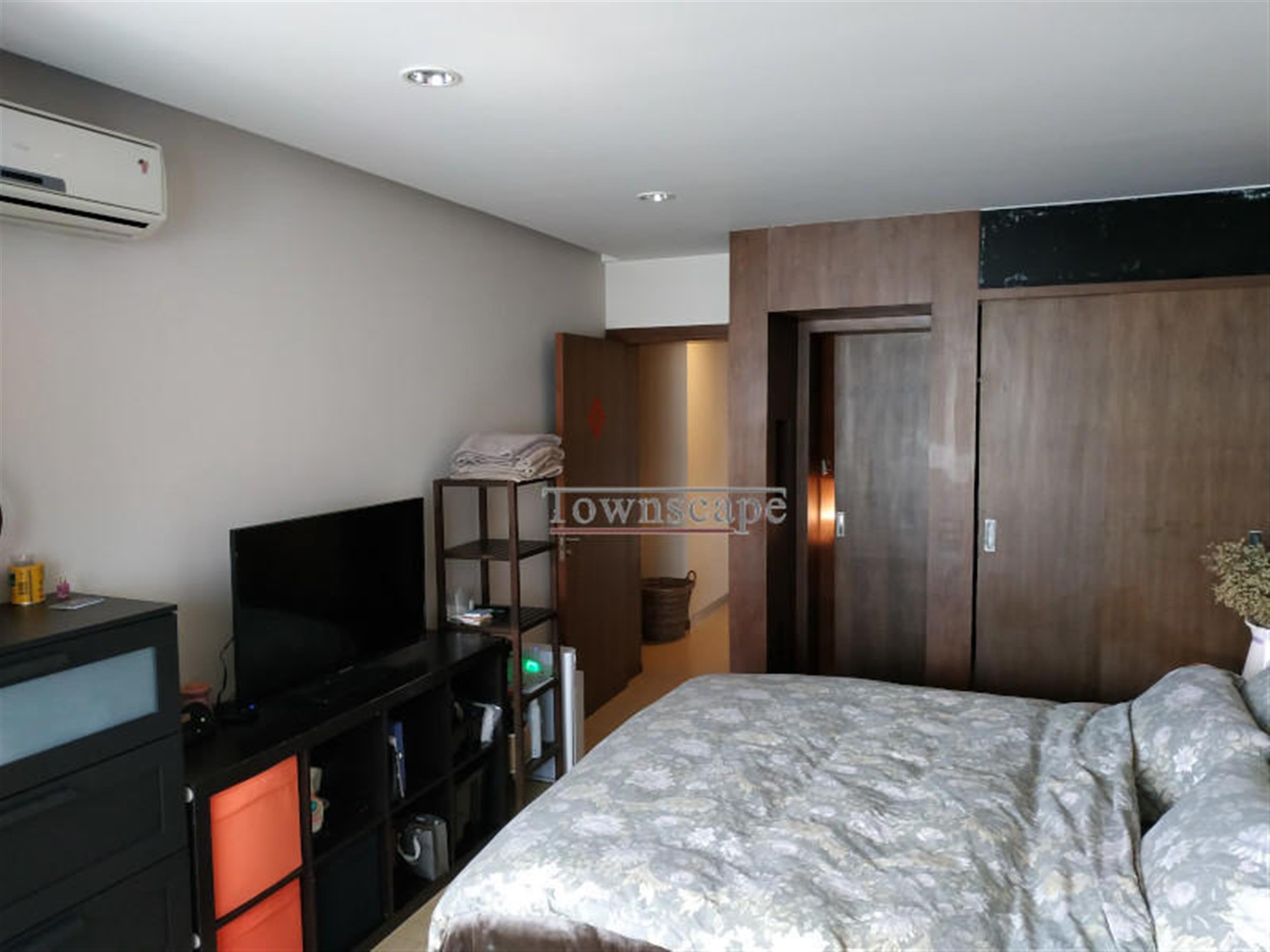 Big Bedroom Great Price, Large XTD Apartment w Large Balcony in Shanghai for Rent