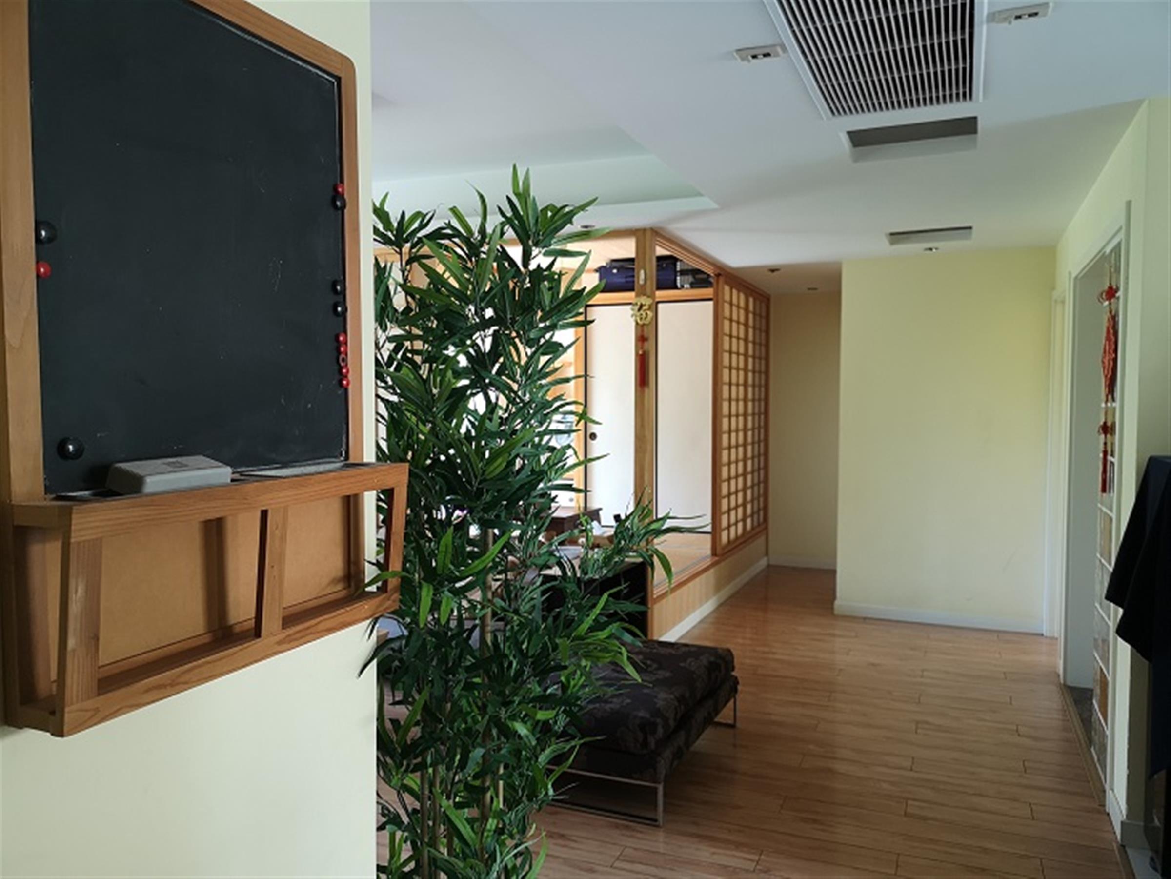 hall Quiet Fresh Air among Treetops nr Shanghai Zoo w Spacious Bright Apt for Rent