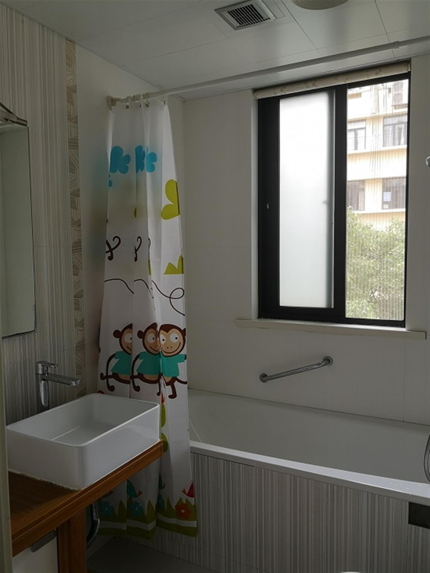 tub Quiet Fresh Air among Treetops nr Shanghai Zoo w Spacious Bright Apt for Rent