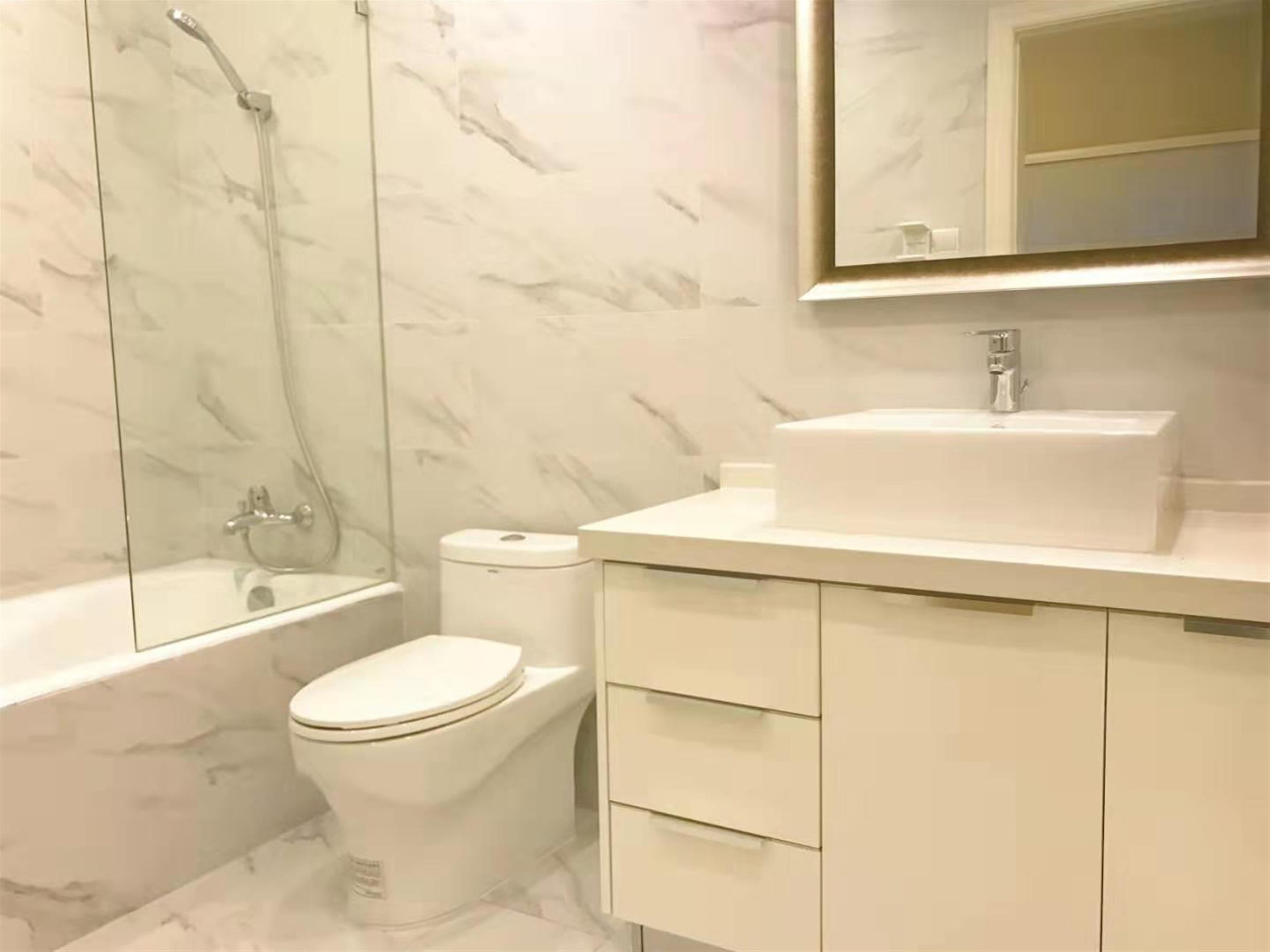 Bathtub Modern Spacious Luxurious Apartment for Rent in Shanghai
