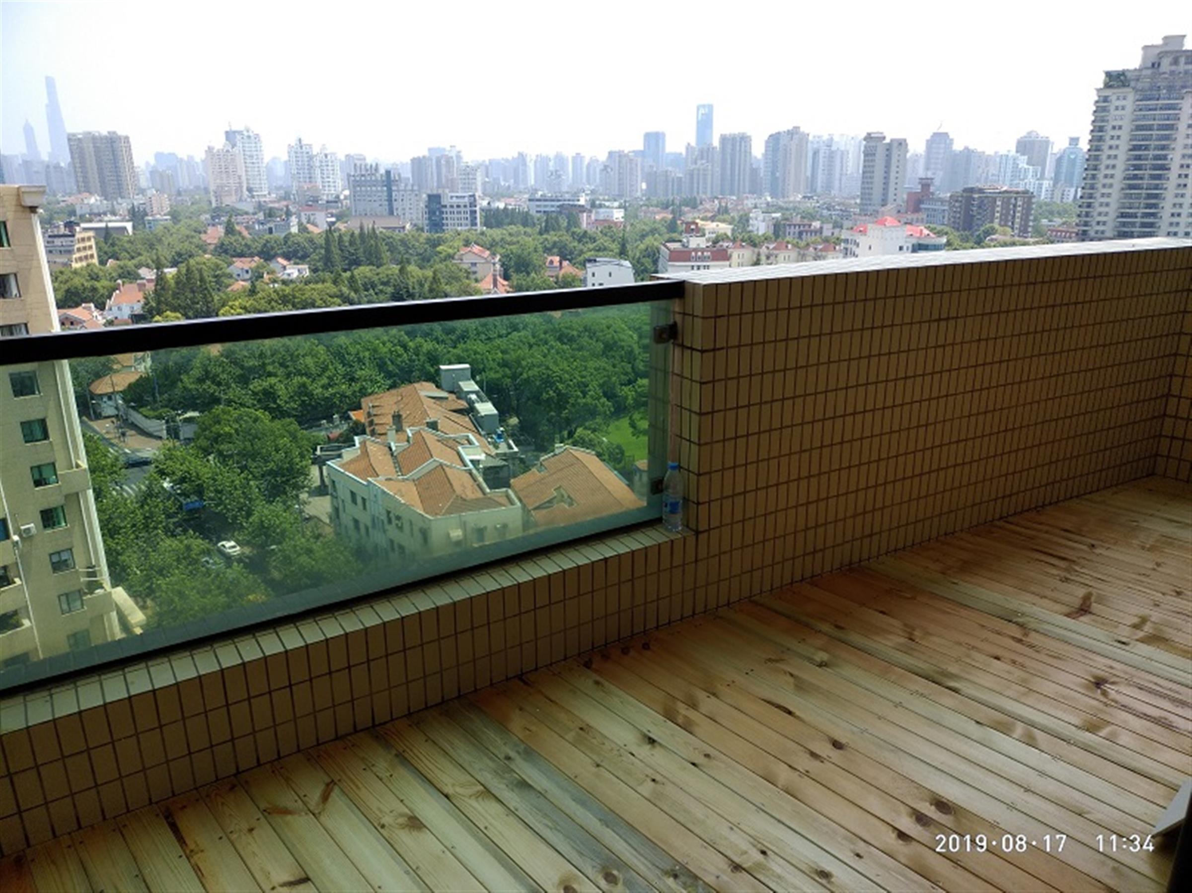 <b>Newly Decorated Spacious Modern Bright 3BR Apt in Shanghai's </b>