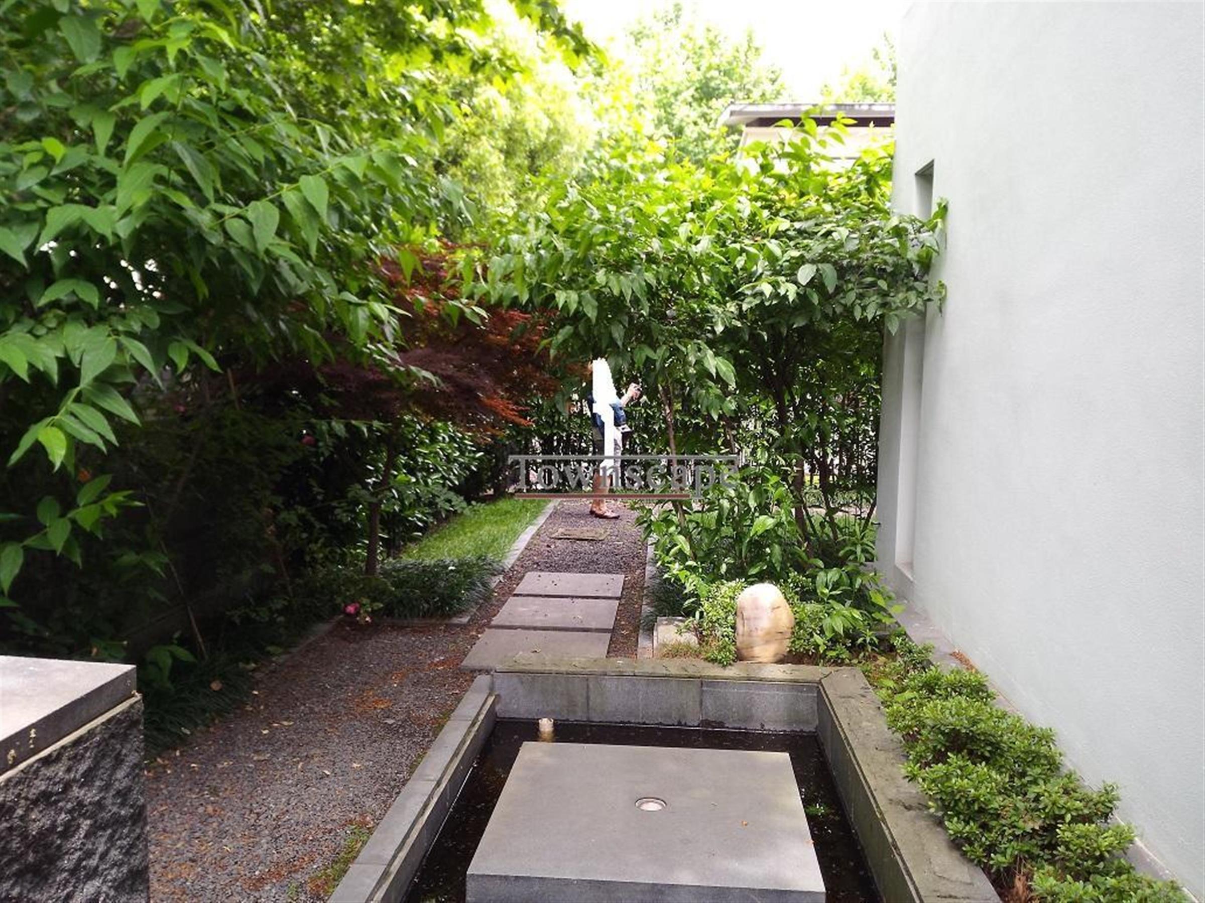 back garden Big Villa for Low Price in Lakeside Villas Near Shanghai Intl Schools for Rent