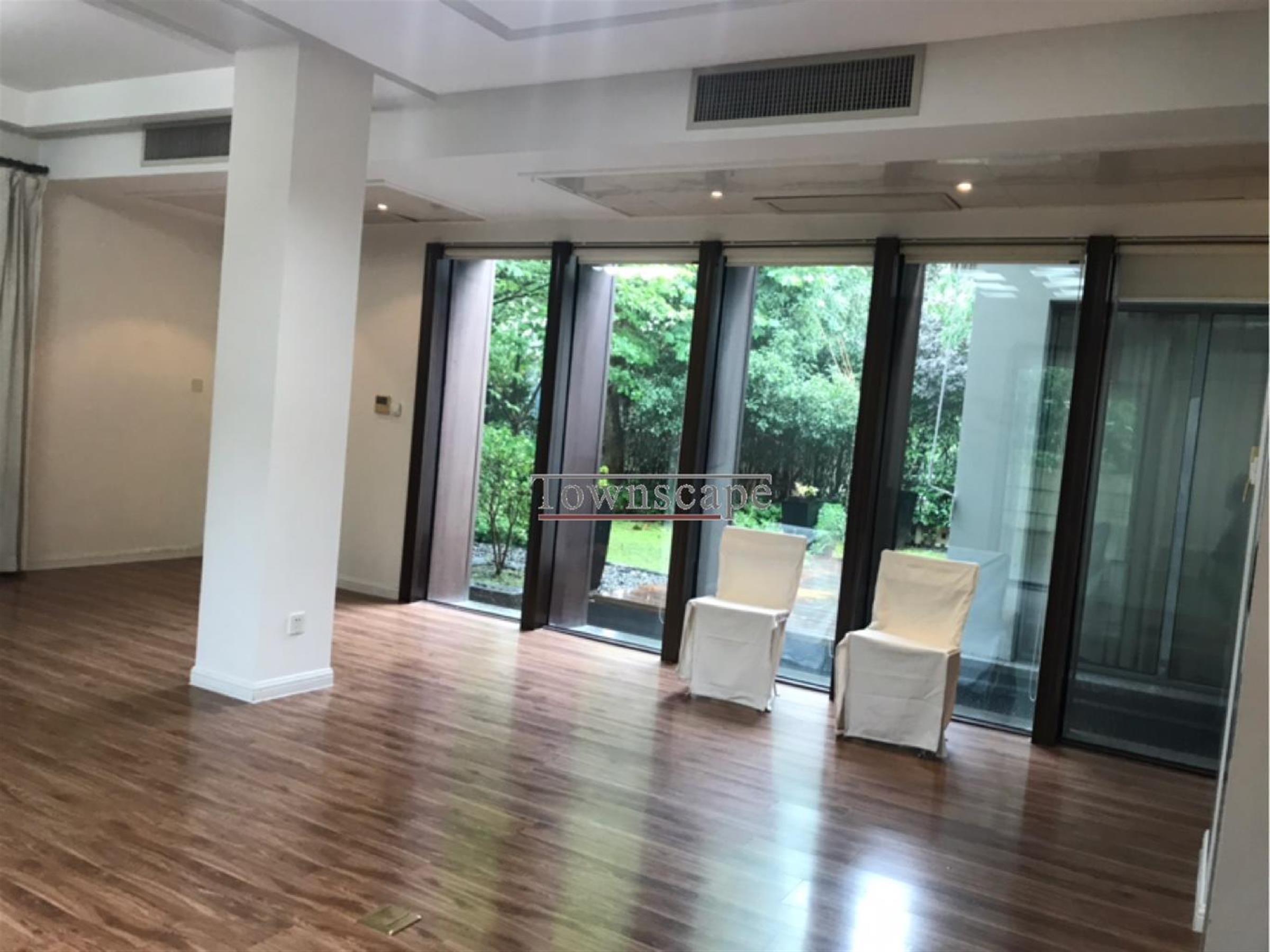 Large windows Big Villa for Low Price in Lakeside Villas Near Shanghai Intl Schools for Rent