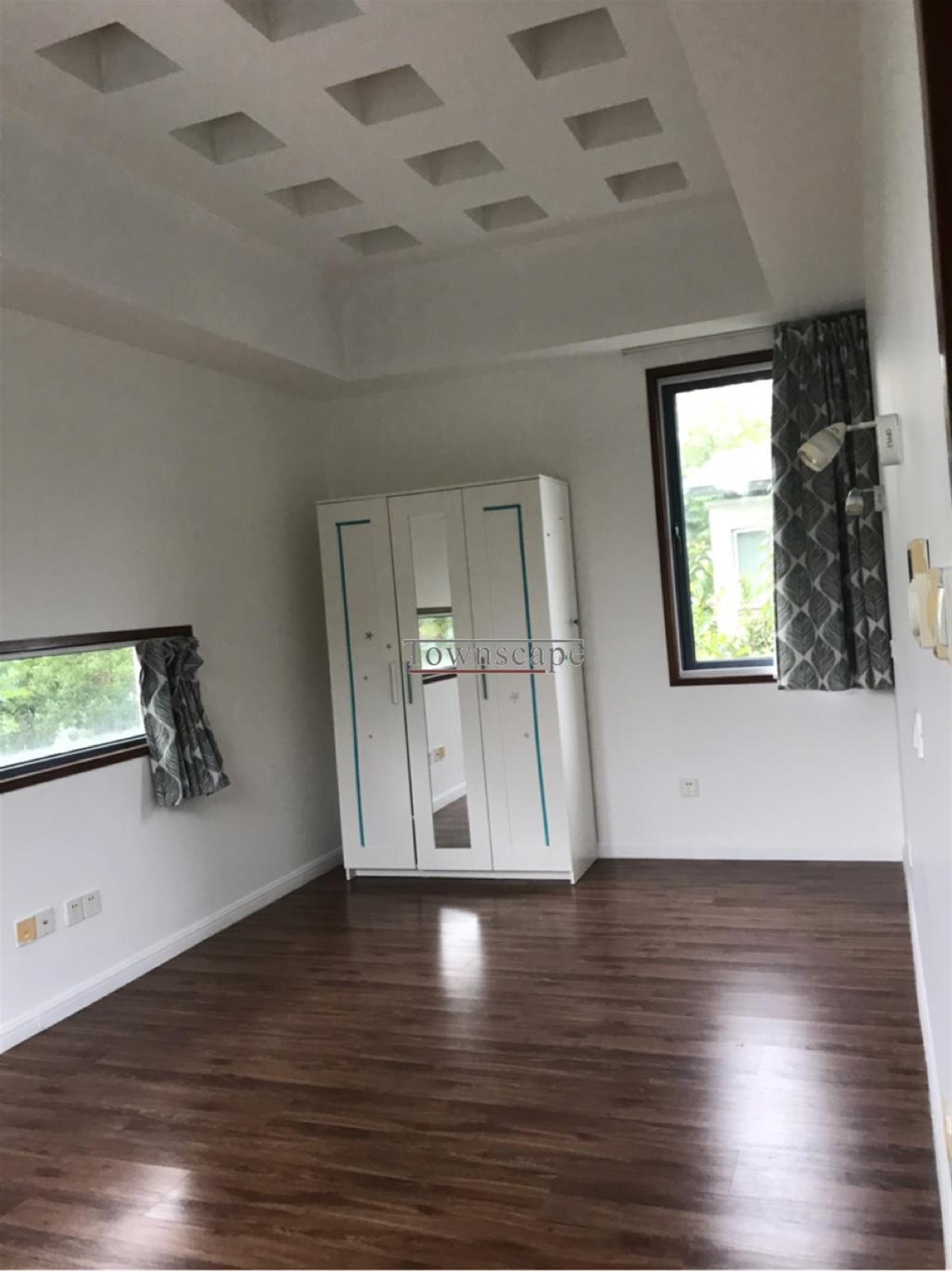 bright bedroom Big Villa for Low Price in Lakeside Villas Near Shanghai Intl Schools for Rent