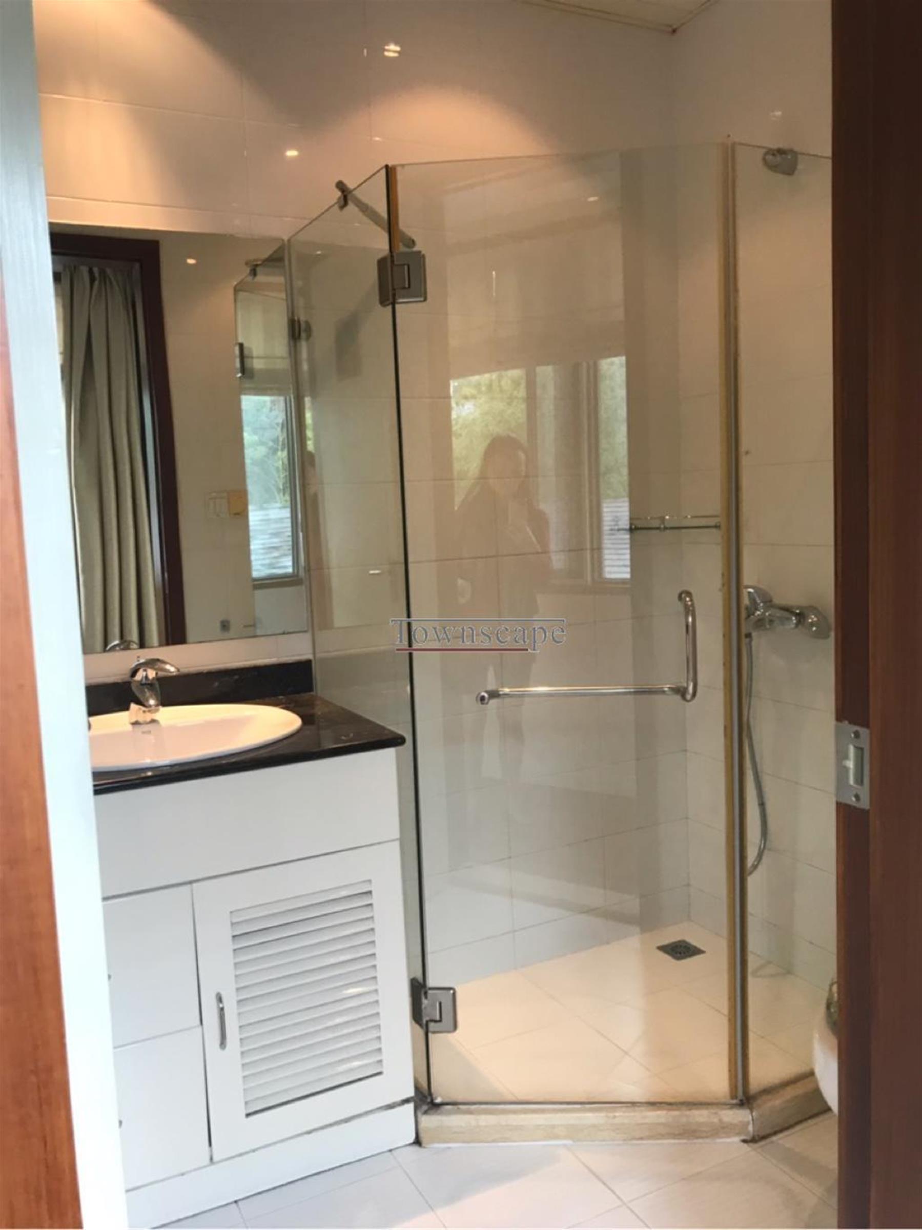 clean bathtub Big Villa for Low Price in Lakeside Villas Near Shanghai Intl Schools for Rent