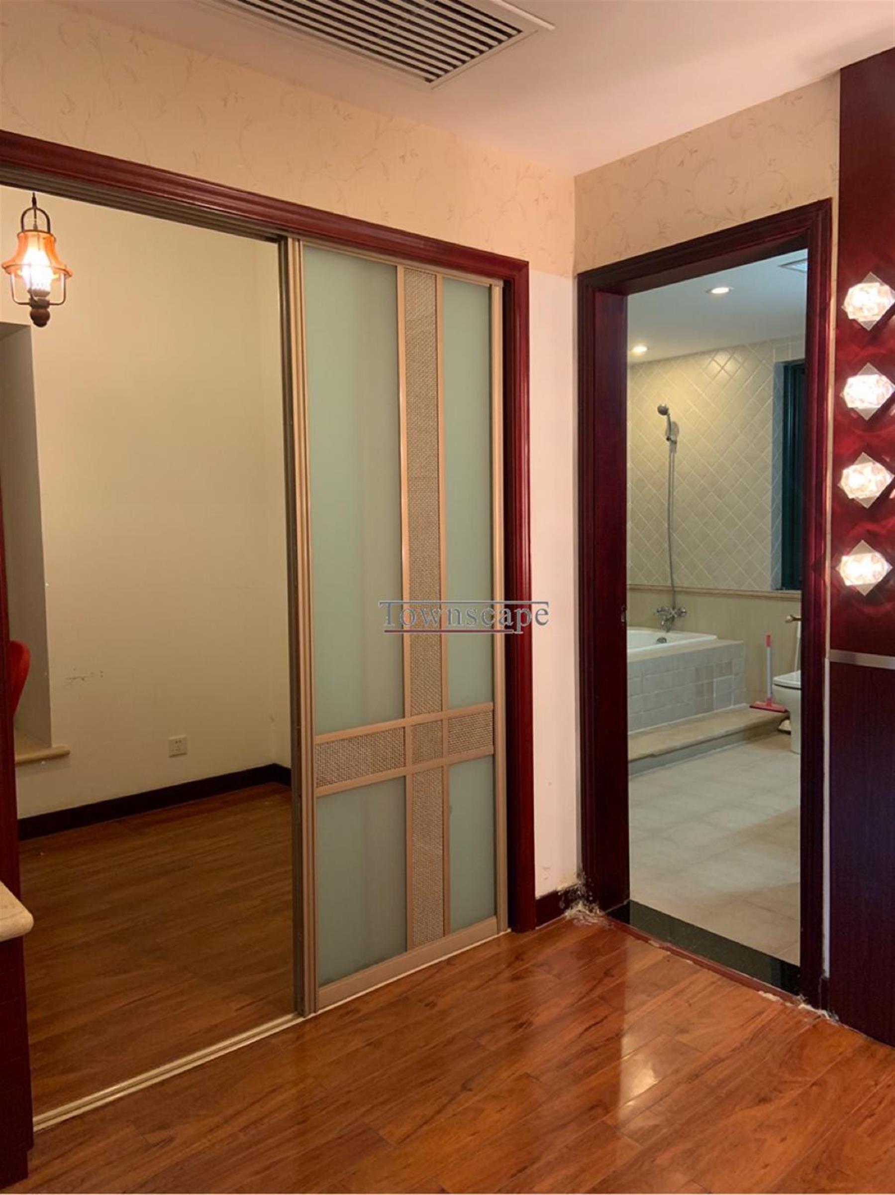 en-suite bathroom Elegant 3BR Classically Furnished Gubei Apt for Rent in Shanghai