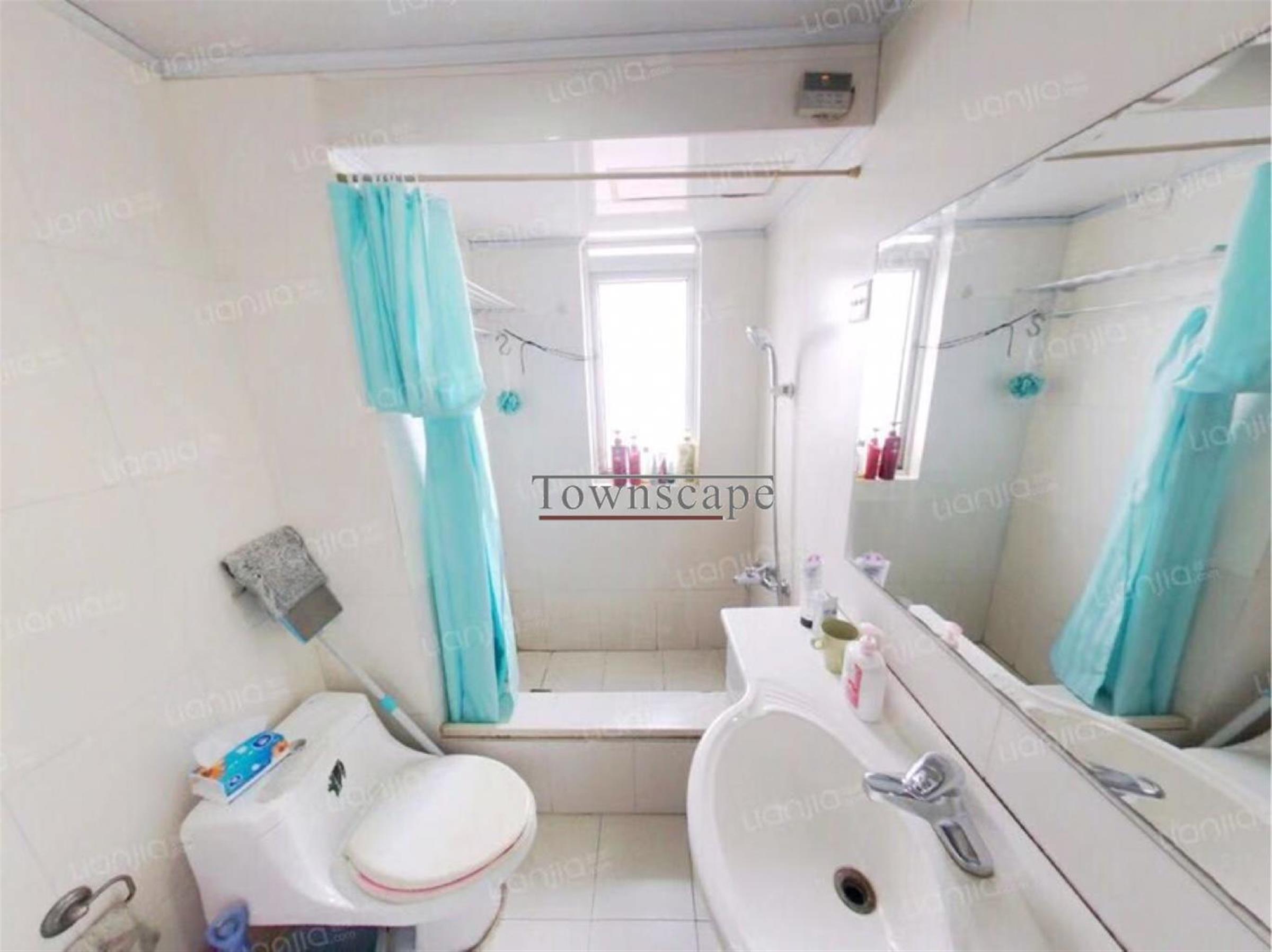 bathroom Nice Price, Great FFC Location, Apt for Rent in Shanghai