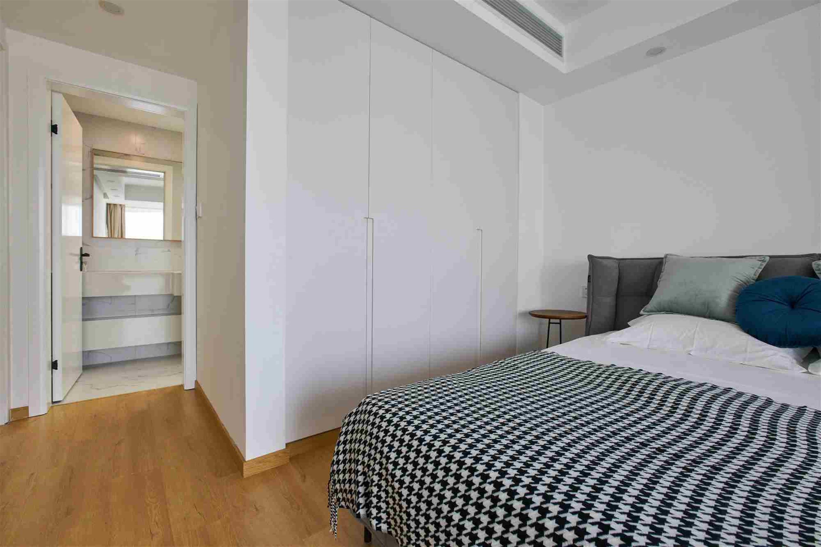 en-suite bathroom Modern 3BR Apt w Fantastic River View nr LN 4,8 for Rent in Shanghai