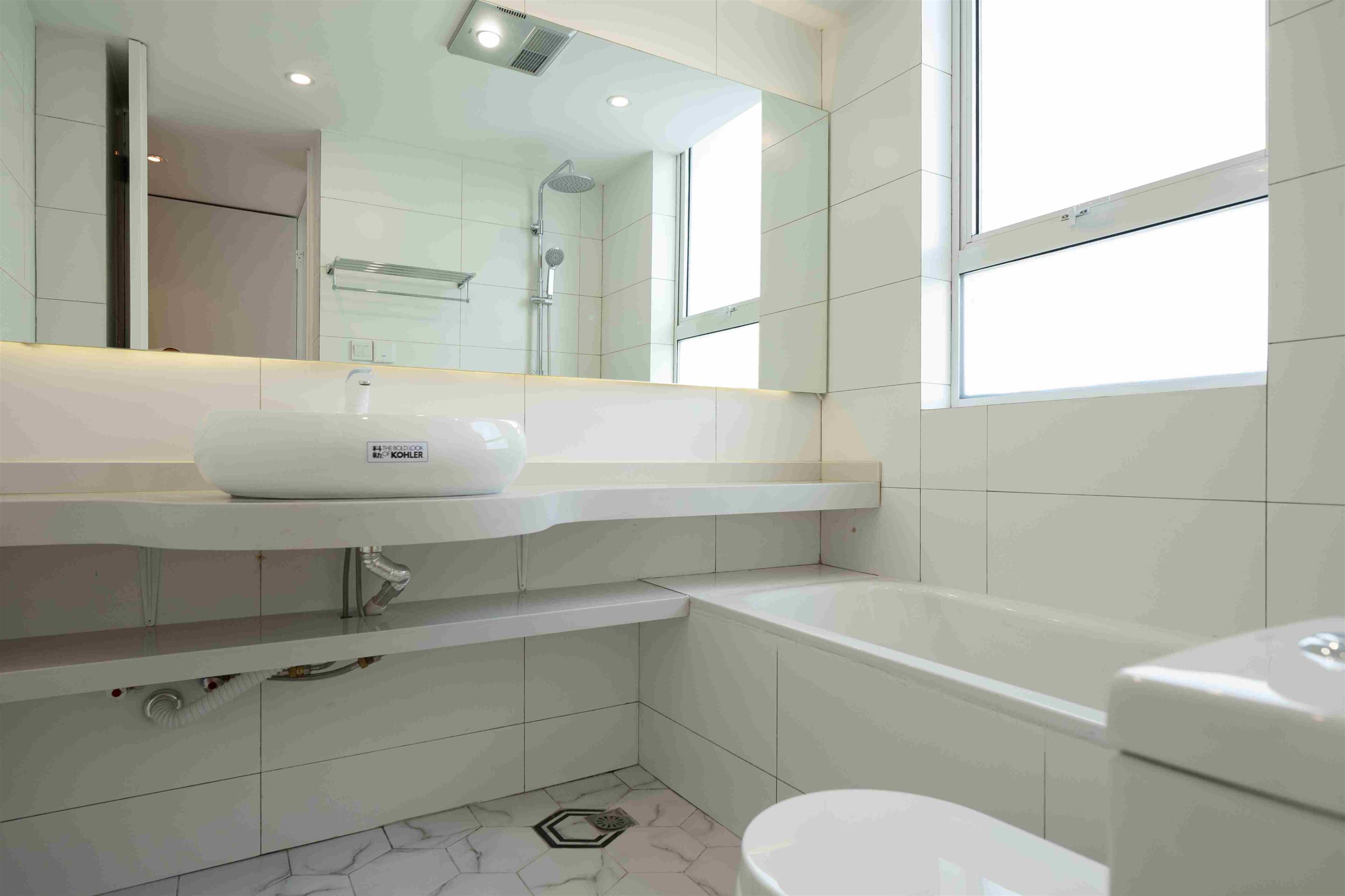 bathtub Modern Spacious 170SQM 3BR Hongqiao Apt nr LN 3/4,10 for Rent in Shanghai