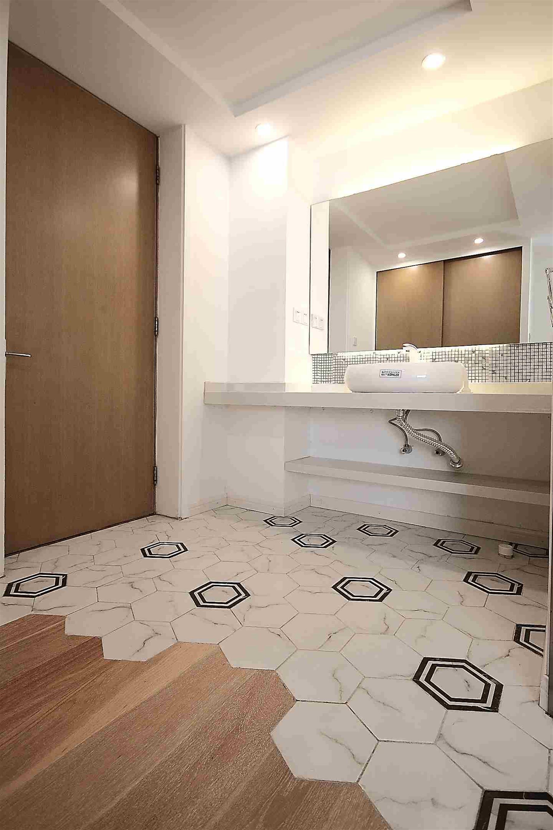 Nice floors Modern Spacious 170SQM 3BR Hongqiao Apt nr LN 3/4,10 for Rent in Shanghai