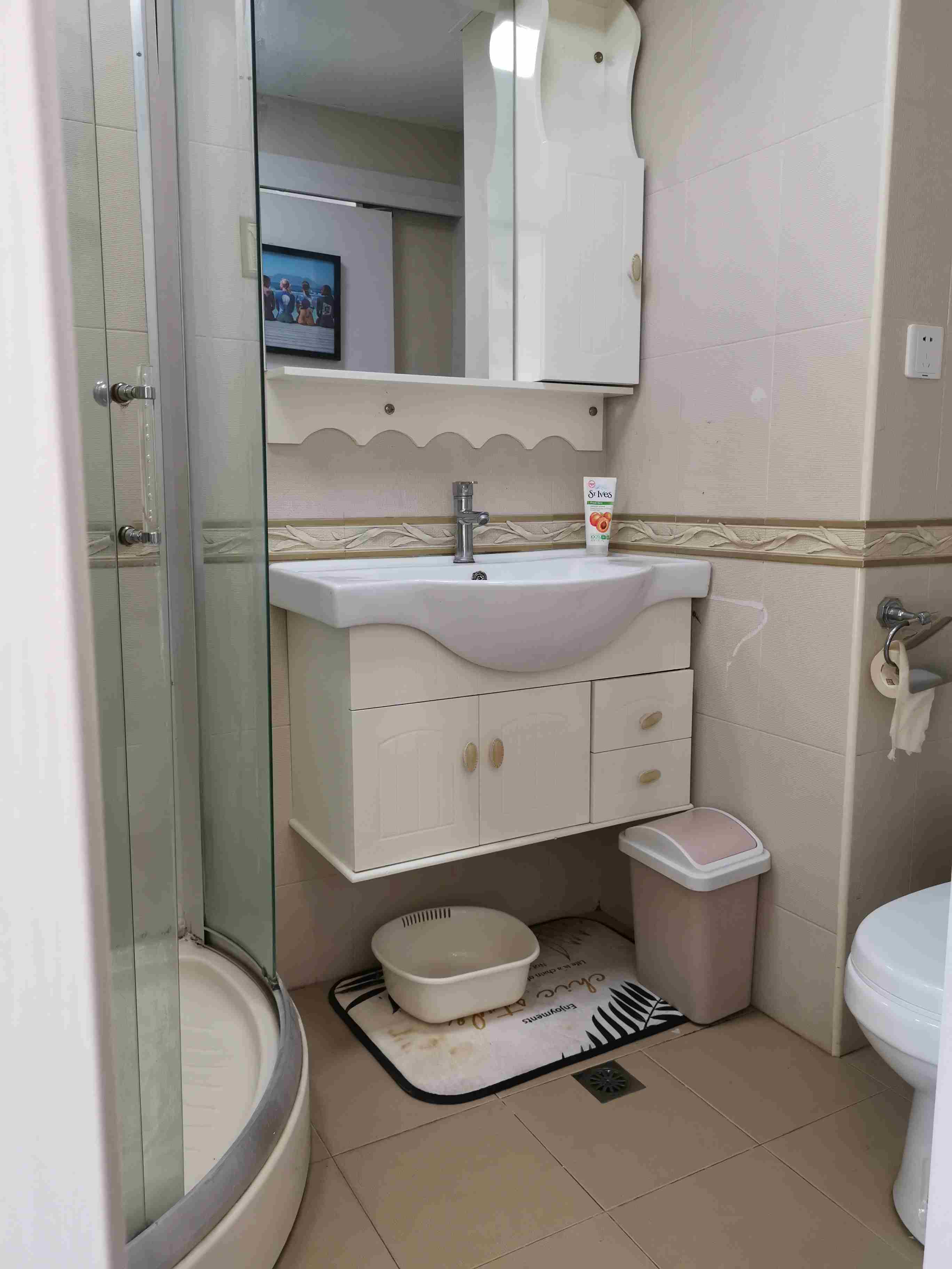 clean bathroom Comfy Cozy Bright W Nanjing Rd 1BR nr LN 2/12/13 for Rent in Shanghai