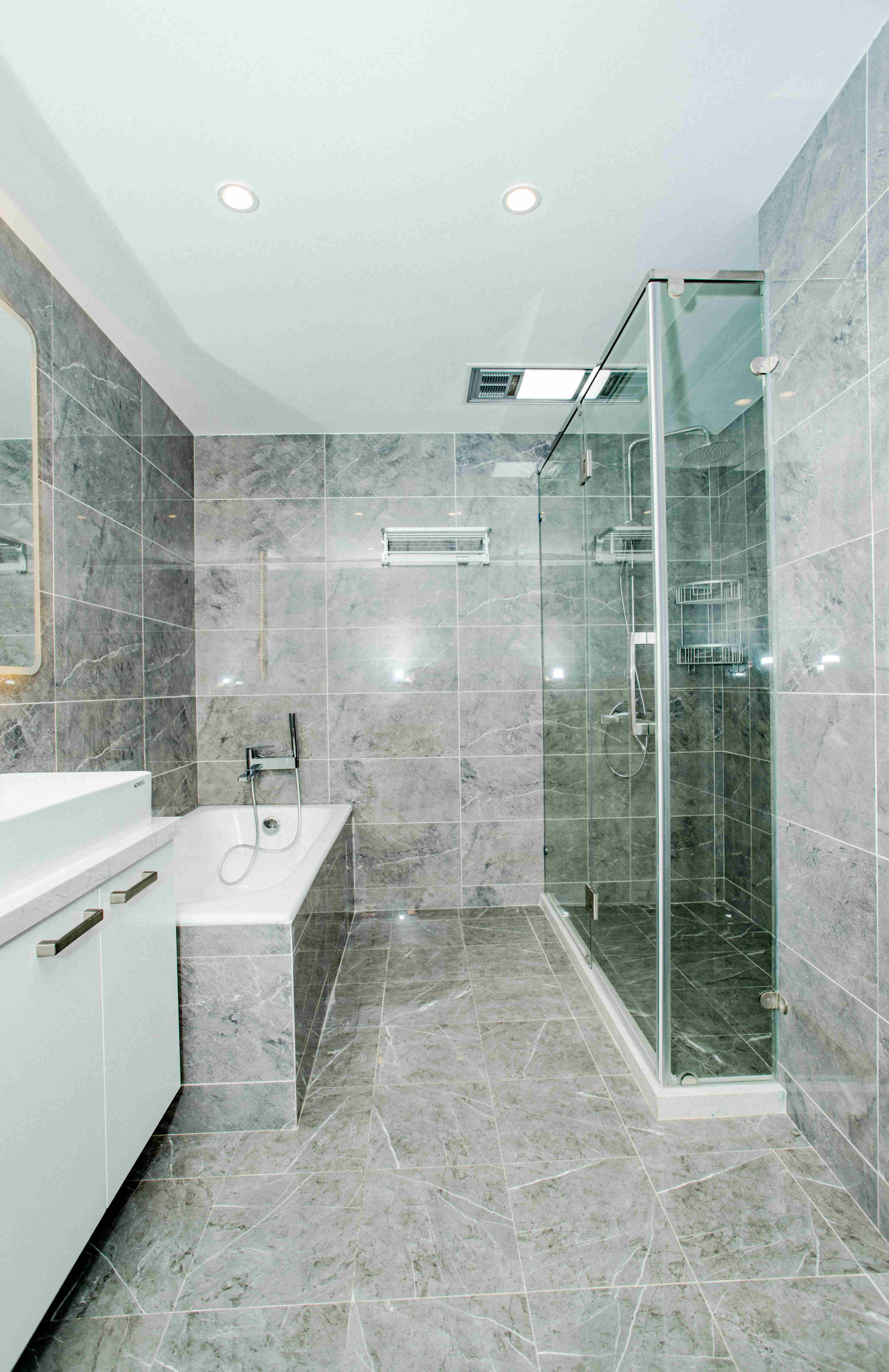 bathtub Newly-decorated Modern Bright Spacious 2BR Gubei Apt for rent in Shanghai LN 2/10