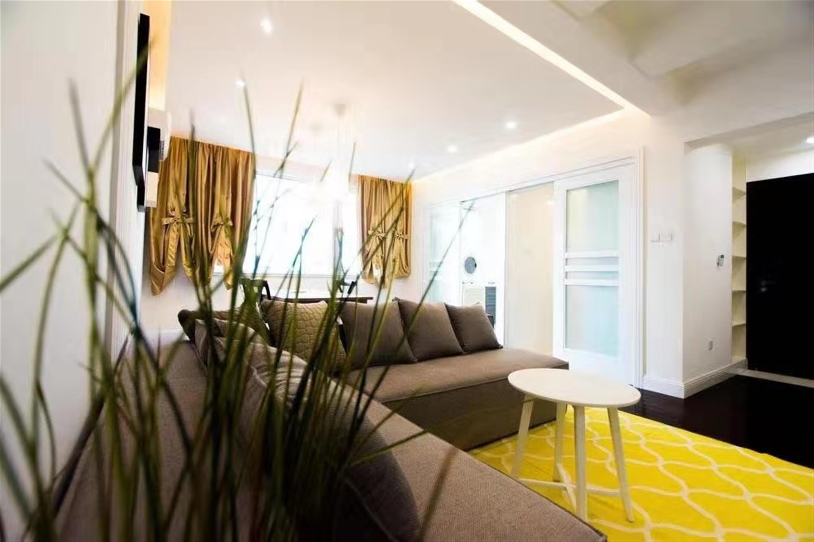 open space Large 2BR Apartment nr LN 2/3/4 in Shanghai’s Xinhua Road Area for Rent