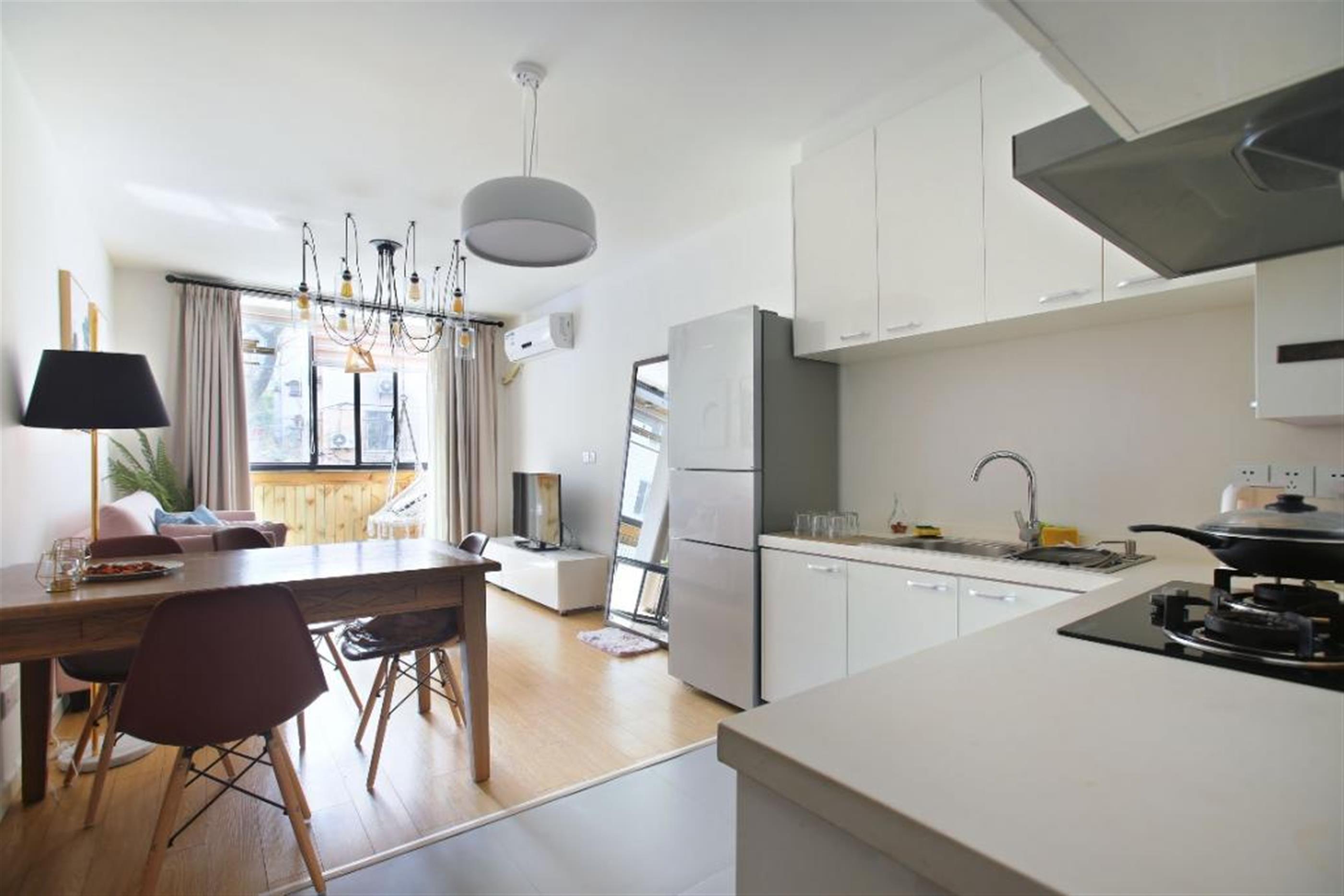 Renovated Bright Modern 1BR FFC 2F Walk-up Apt nr LN1/7/9 for