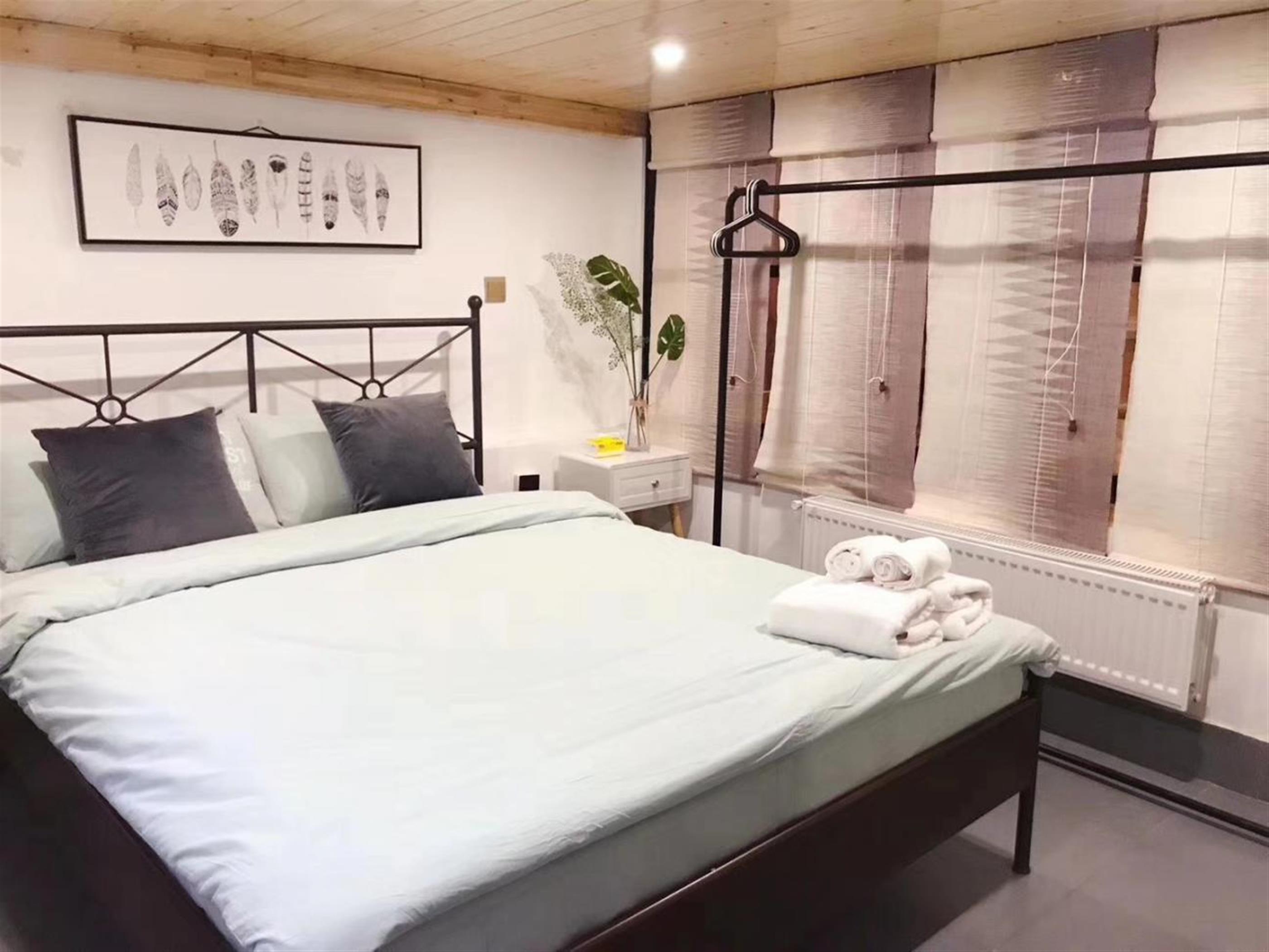big bed Cozy Bright FFC Lane House 2BR Duplex Apt Nr LN 1/9/10/12 for Rent in Shanghai