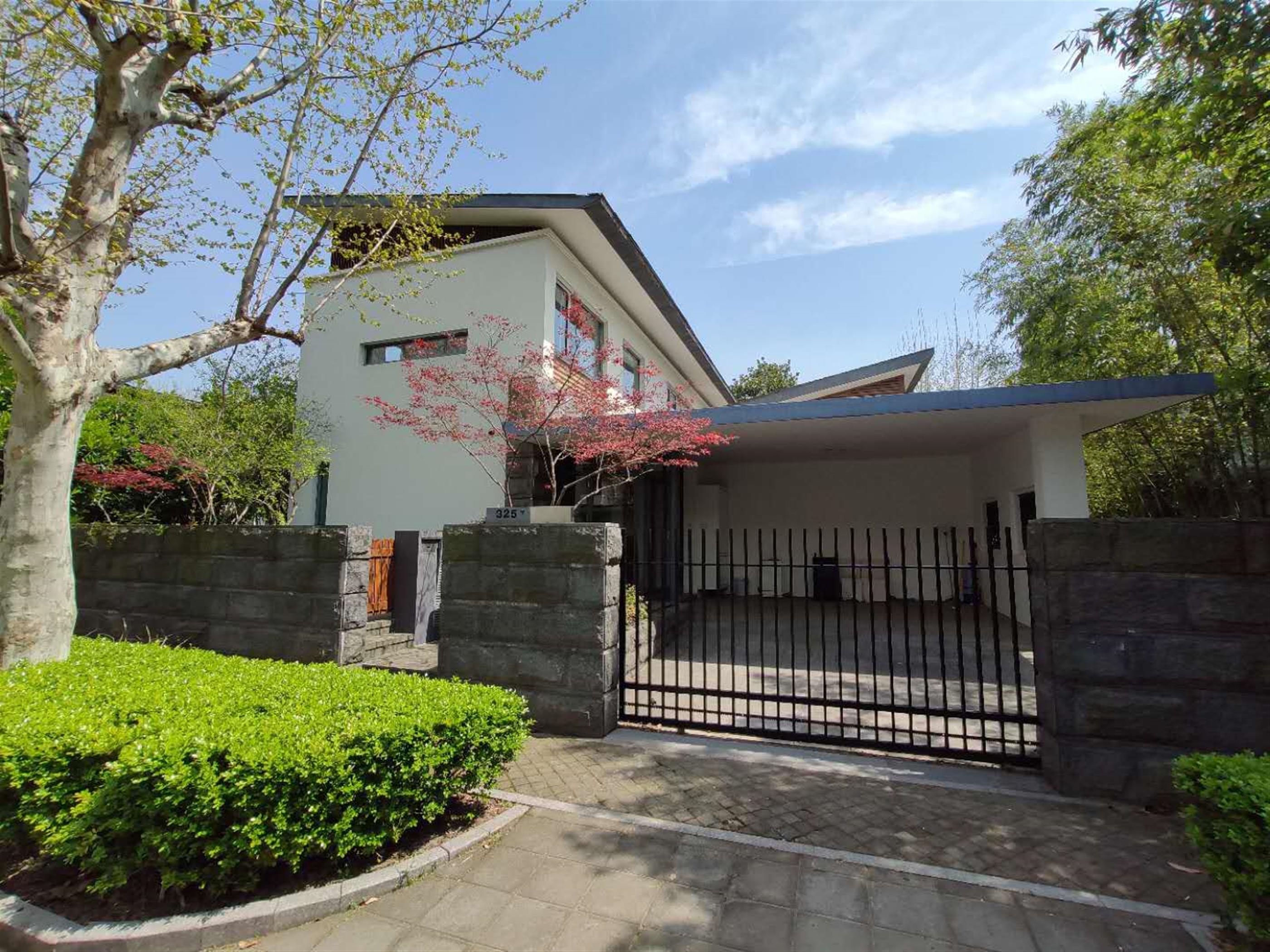 house gate Affordable, Newly Renovated, Family Villa for rent in the Shanghai Lakeside Villas