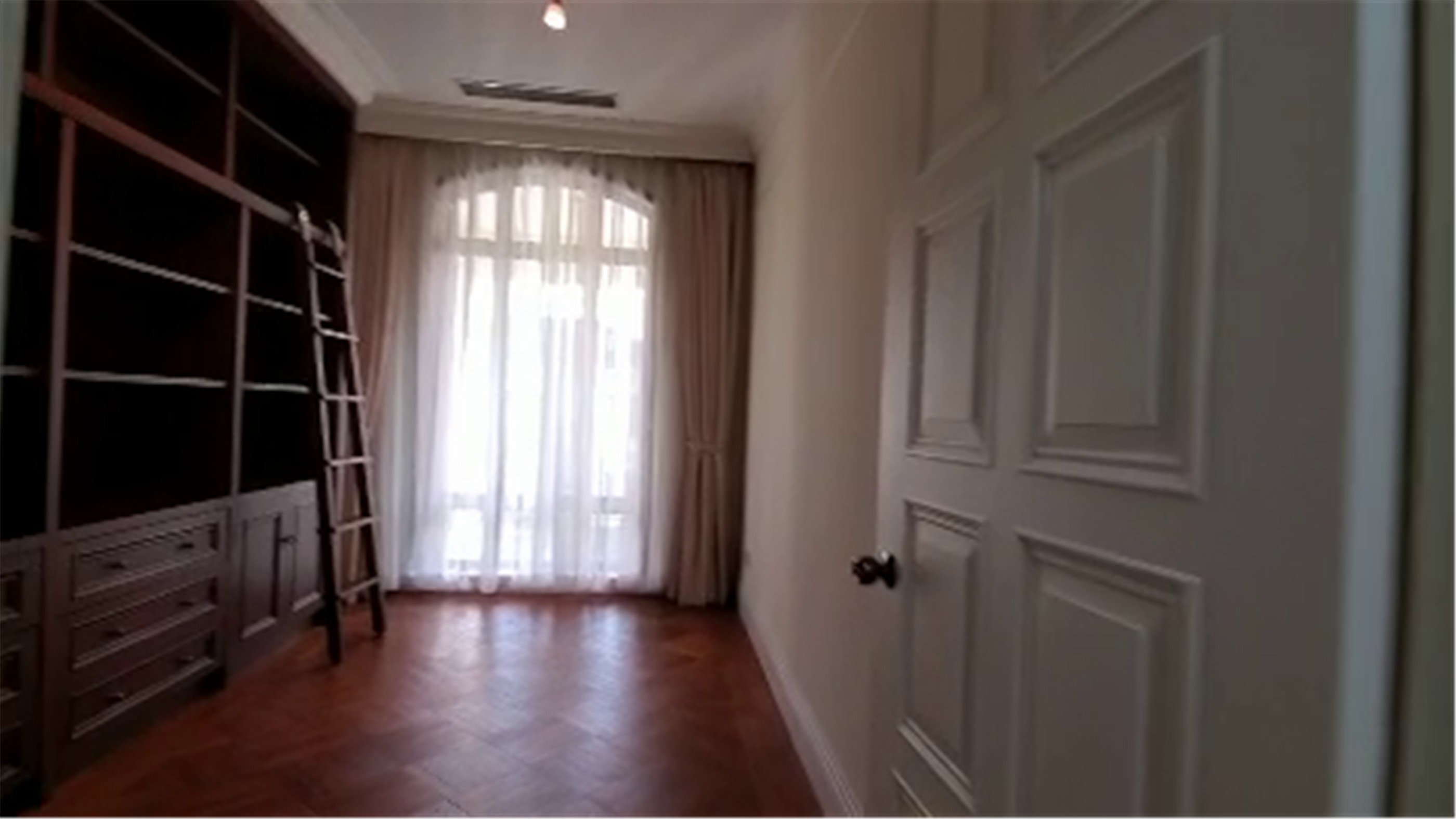 walk-in closet Enormous 4BR 3-Balcony Qinpu Villa Nr Int