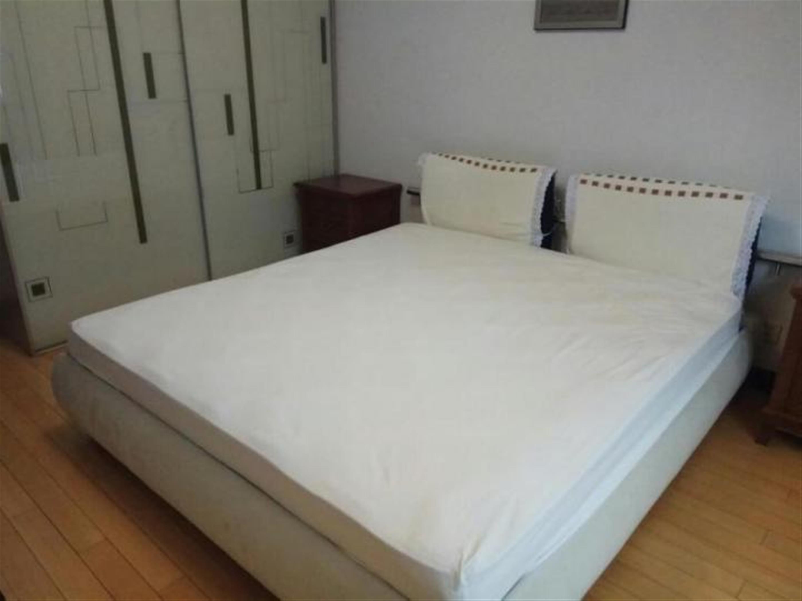 big bed Bright Spacious 3BR 140sqm Zhongshan Park Apartment for Rent in Shanghai