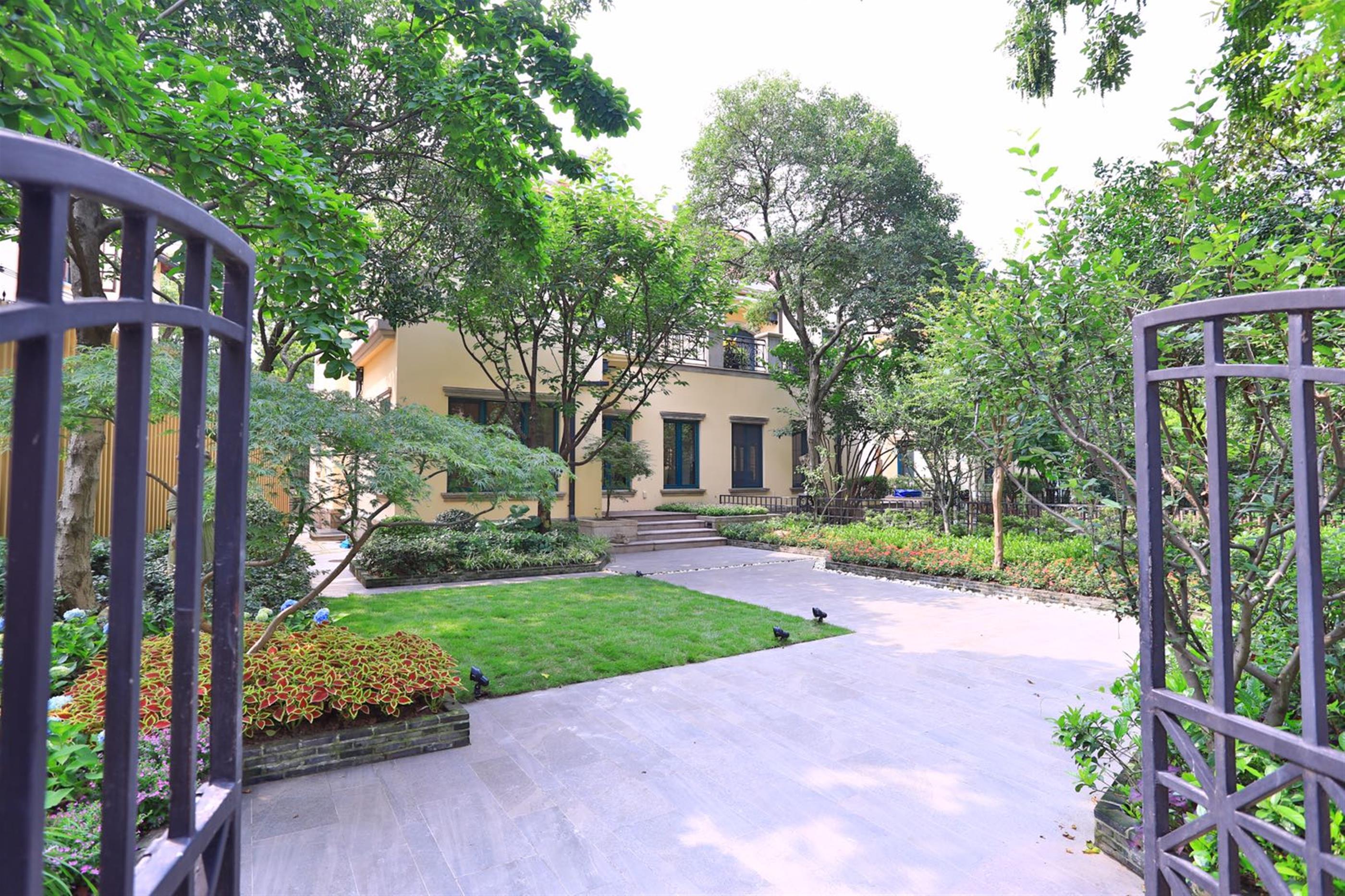 driveway Ultra-lux 3.5F, 3BR, 370sqm FFC Villa w Big Garden nr LN 1/10 for Rent in Shanghai