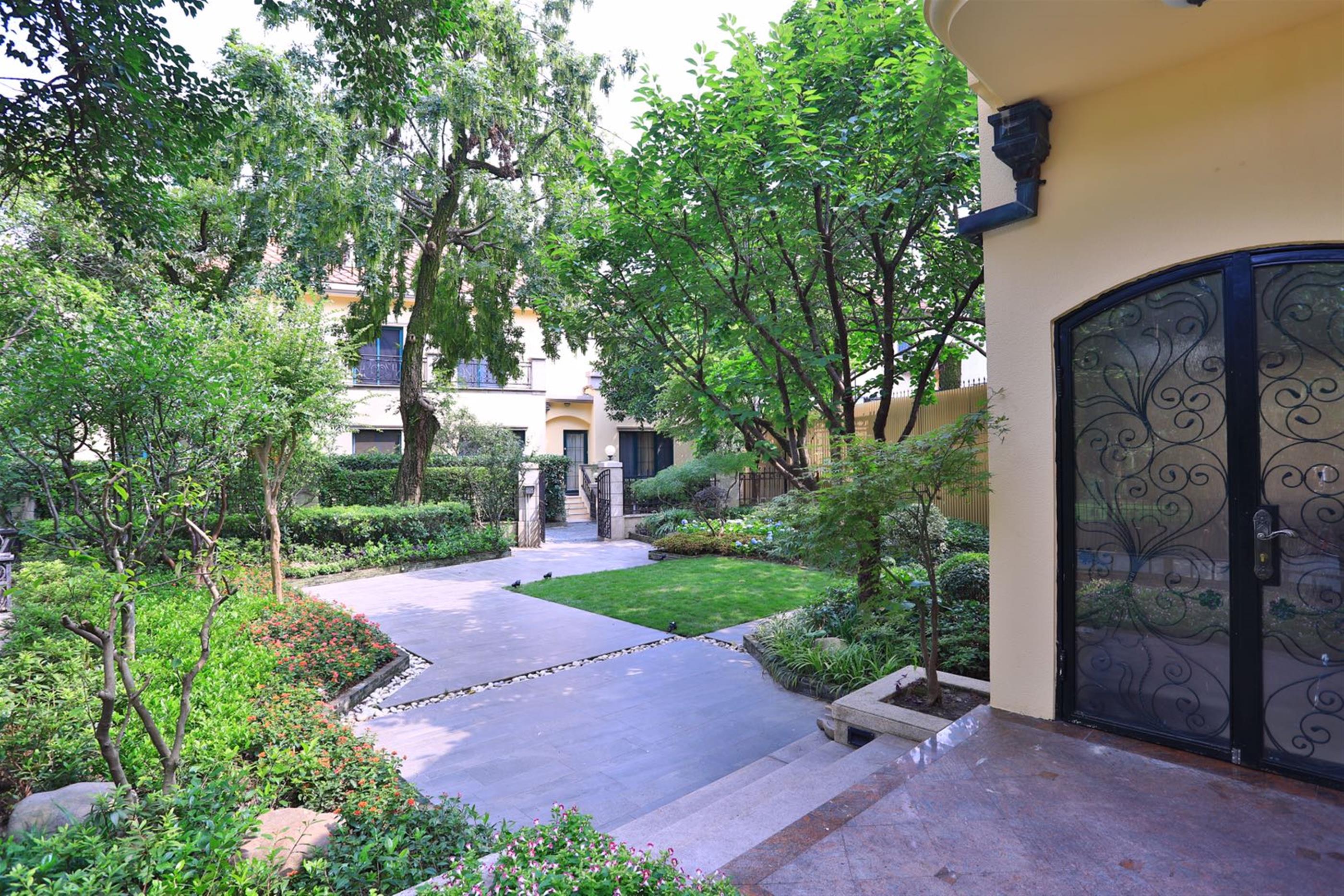yard Ultra-lux 3.5F, 3BR, 370sqm FFC Villa w Big Garden nr LN 1/10 for Rent in Shanghai