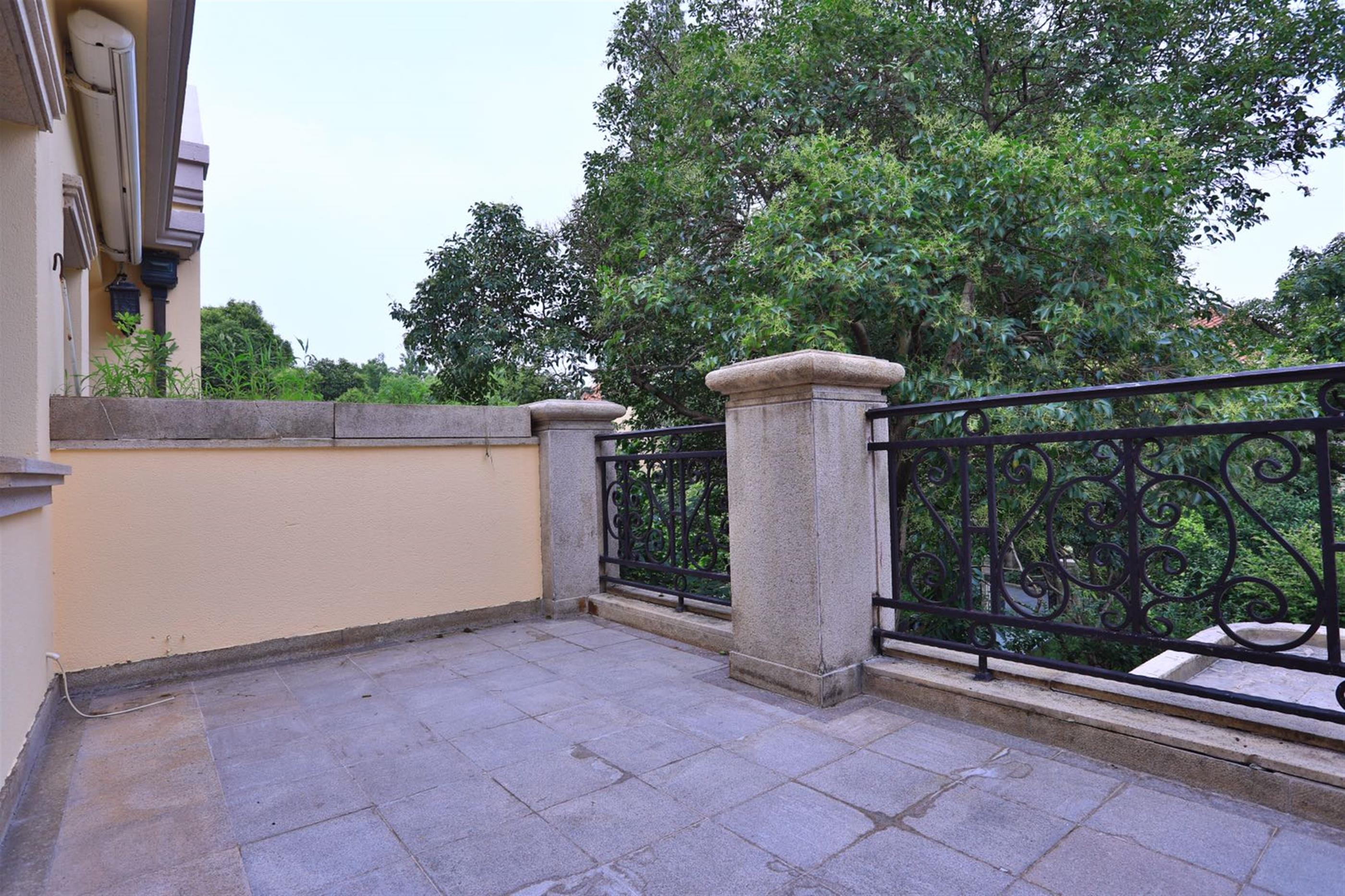 terrace Ultra-lux 3.5F, 3BR, 370sqm FFC Villa w Big Garden nr LN 1/10 for Rent in Shanghai
