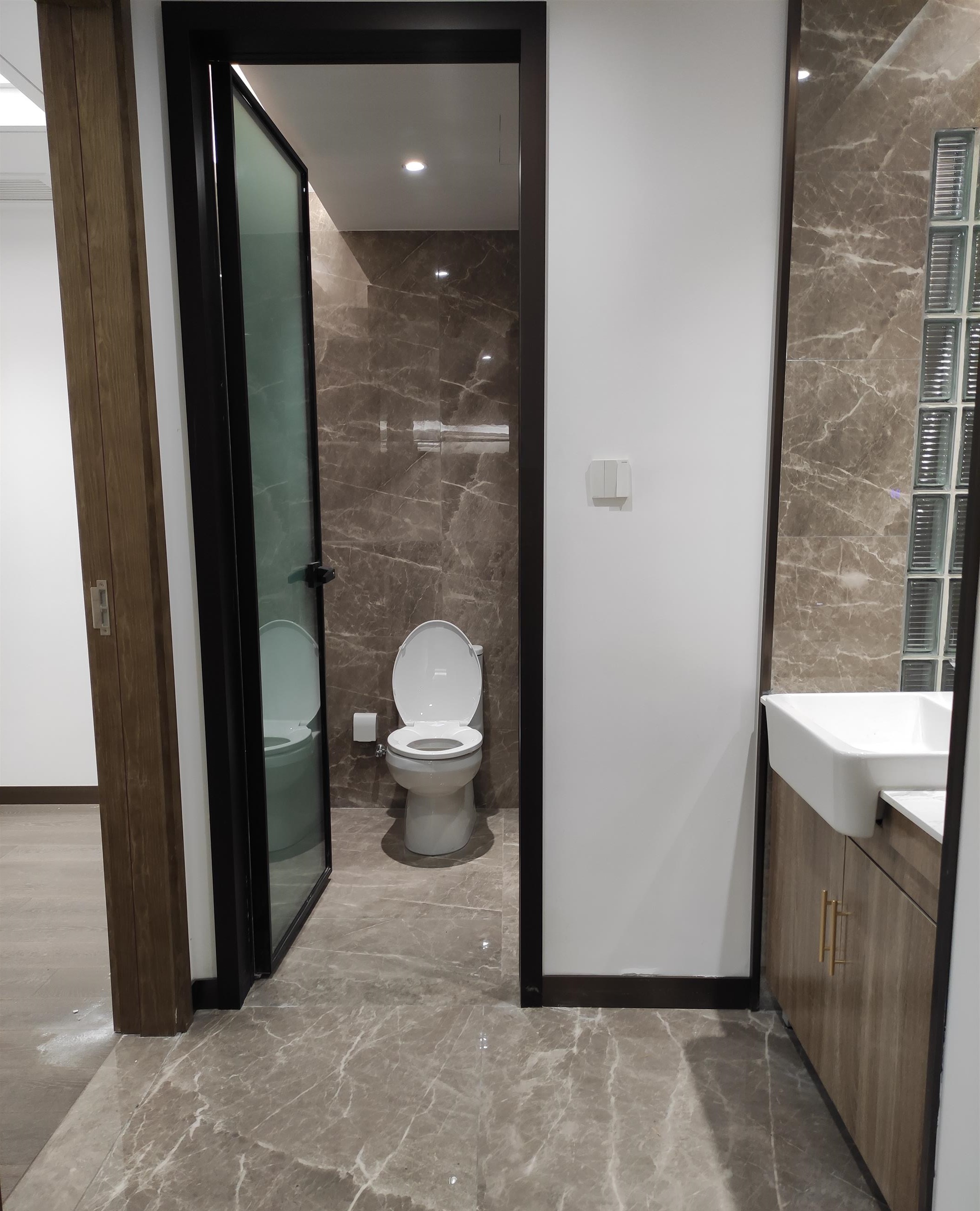 2nd bathroom Newly Renovated Spacious Convenient 3BR Gubei Apartment nr LN 2 for Rent in Shanghai